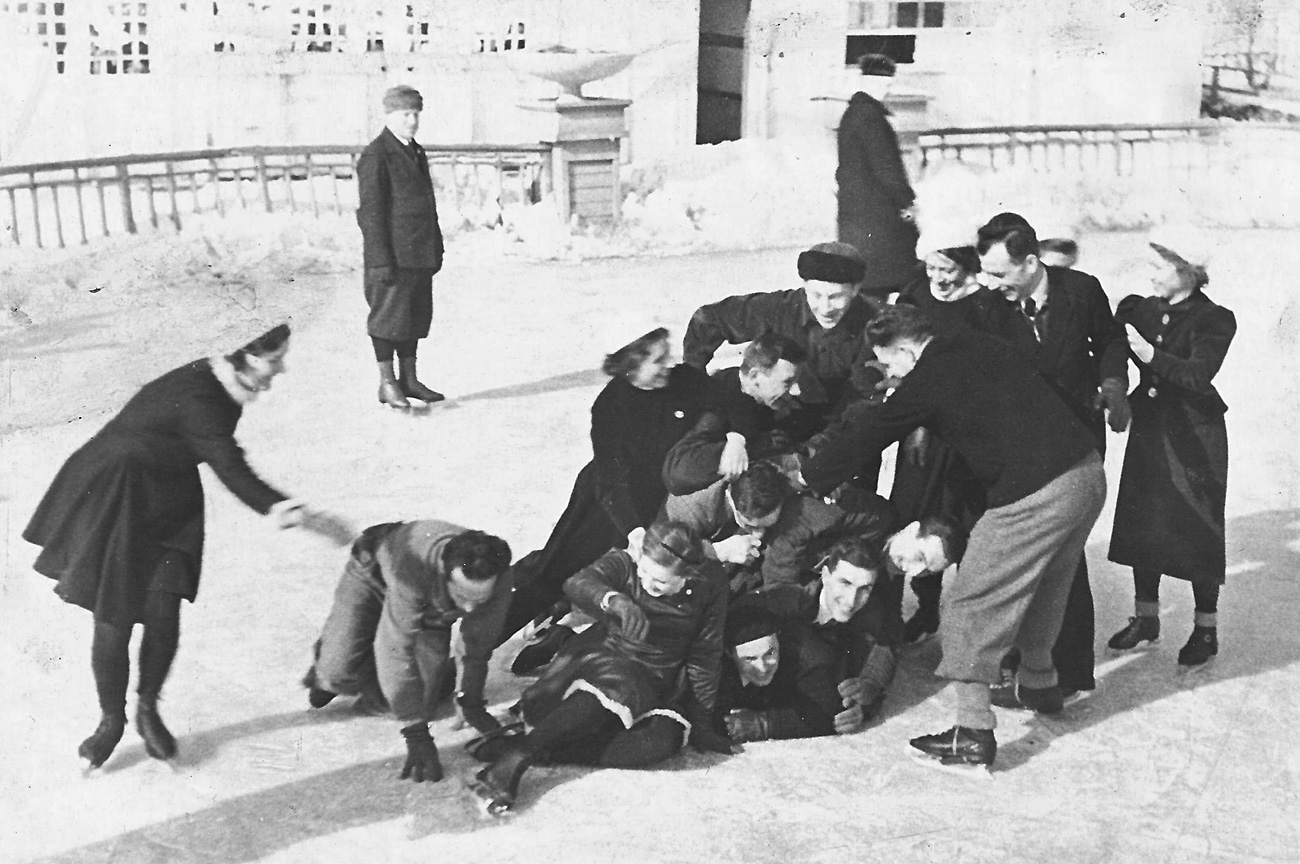 Des Moscovites s'amusent au parc en mars 1939. Crédit : archives du parc Gorki 