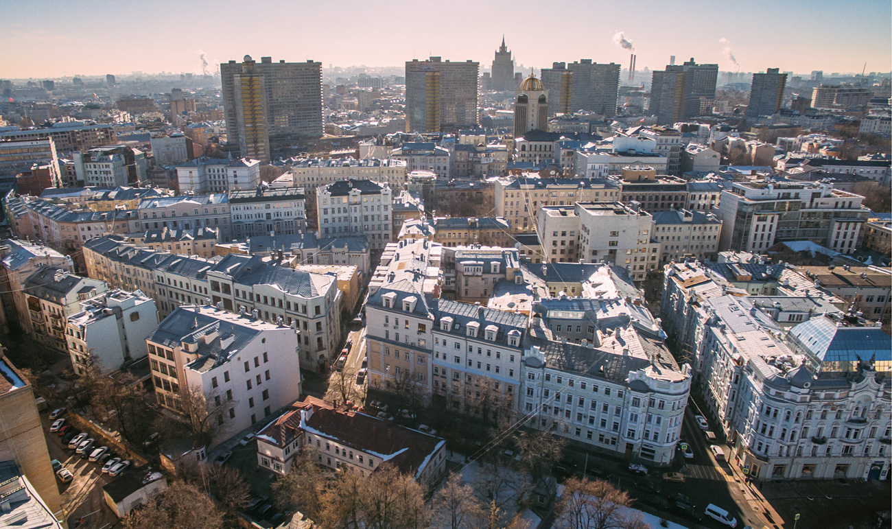 Поглед на Мерзљаковску улицу и Нови Арбат, Москва. Извор: Константин Лејфер, Наталија Гарнелис, ТАСС.