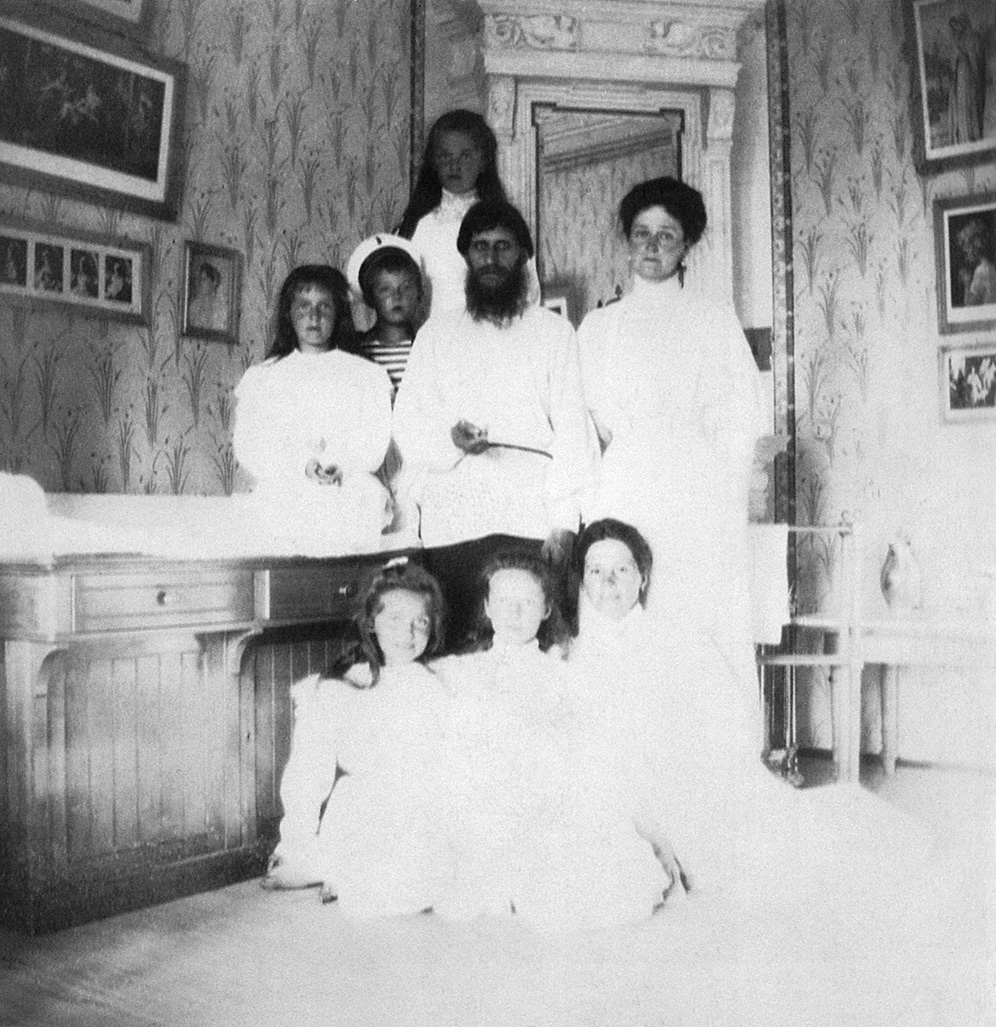 Aleksandra Fyodorovna insieme ai bambini e a Rasputin, 1908. Fonte: foto d'archivio