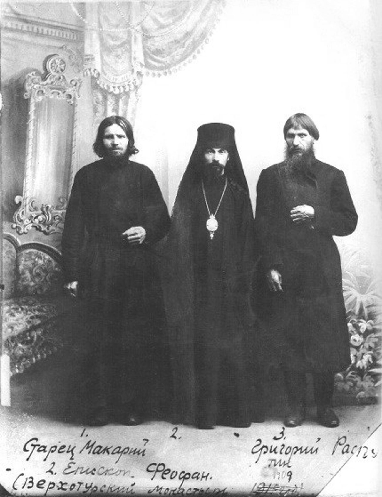 L’archimandrita Feofan (in centro) e Rasputin (a destra), 1909. Fonte: foto d'archivio