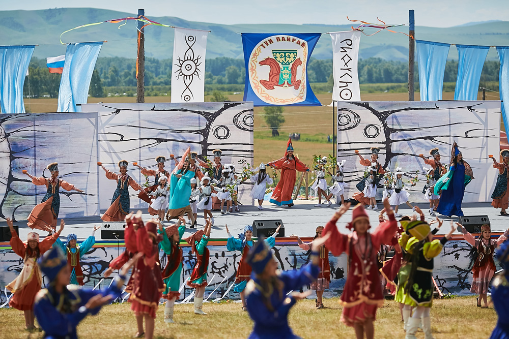 Musica e folklore durante un festival in Khakassia. Fonte: Mikhail Maklakov