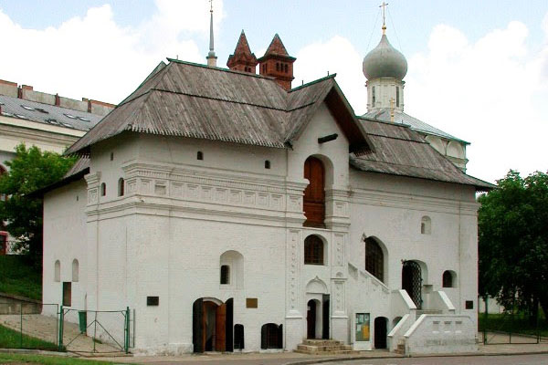 The Old English Court Museum on Varvarka Street on the east side of the Kremlin. Source: russianmuseums.info