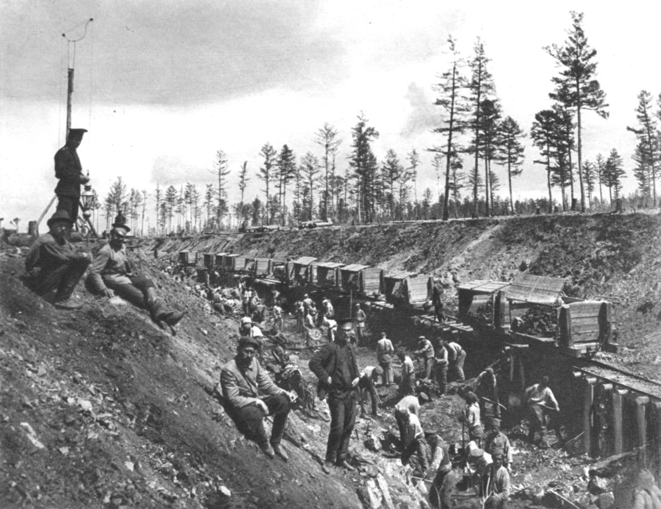 Prisioneiros russos trabalhando na seção ocidental da construção da Transiberiana, no início da década de 1910
