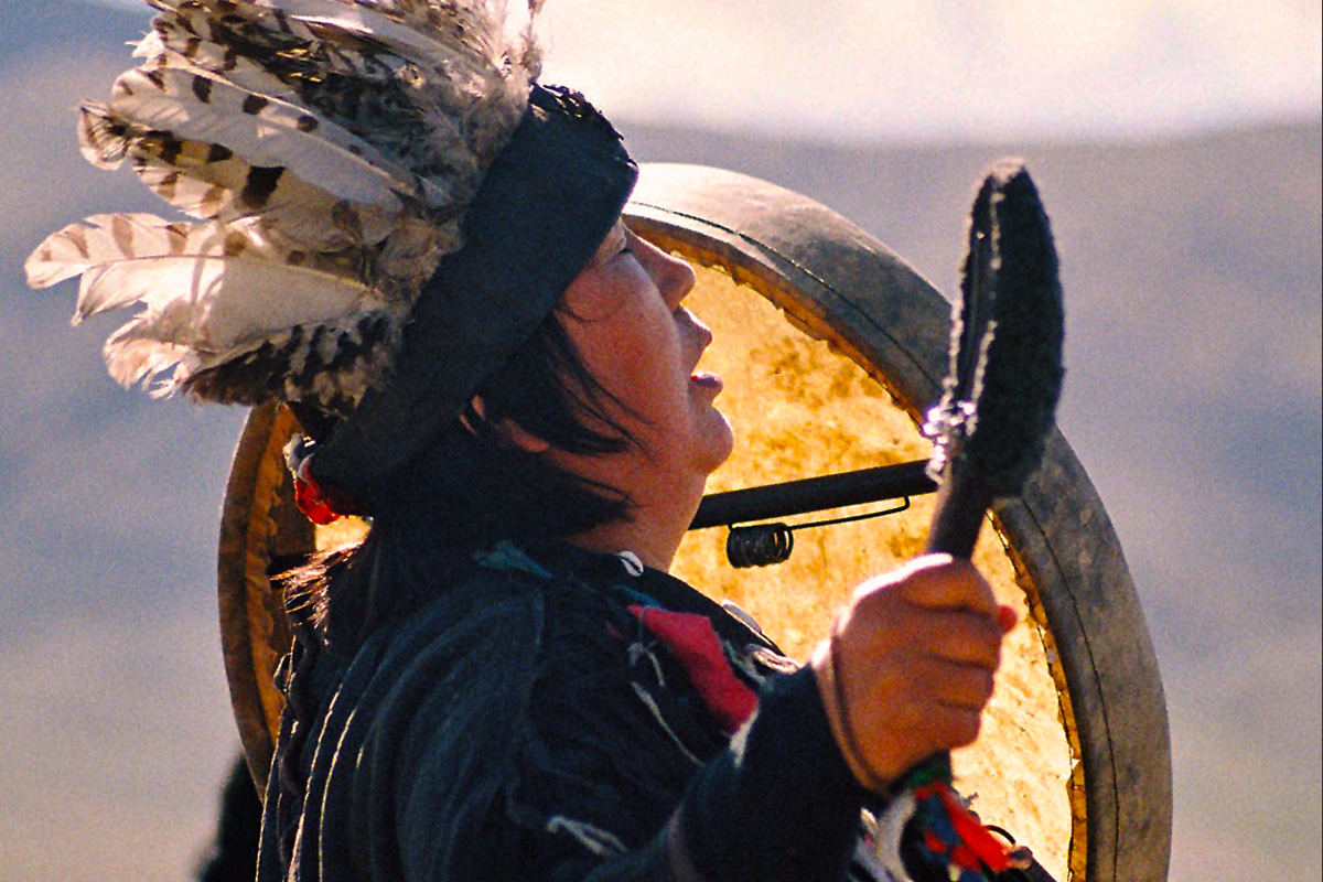 Uno sciamano durante un rituale. Fonte: Aleksandr Kolbasov / Tass
