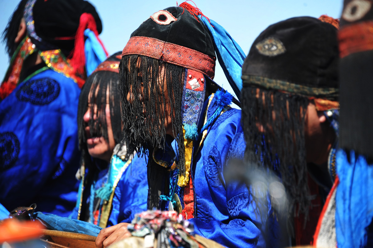 Uno sciamano durante un rituale. Fonte: Aleksandr Kolbasov / Tass