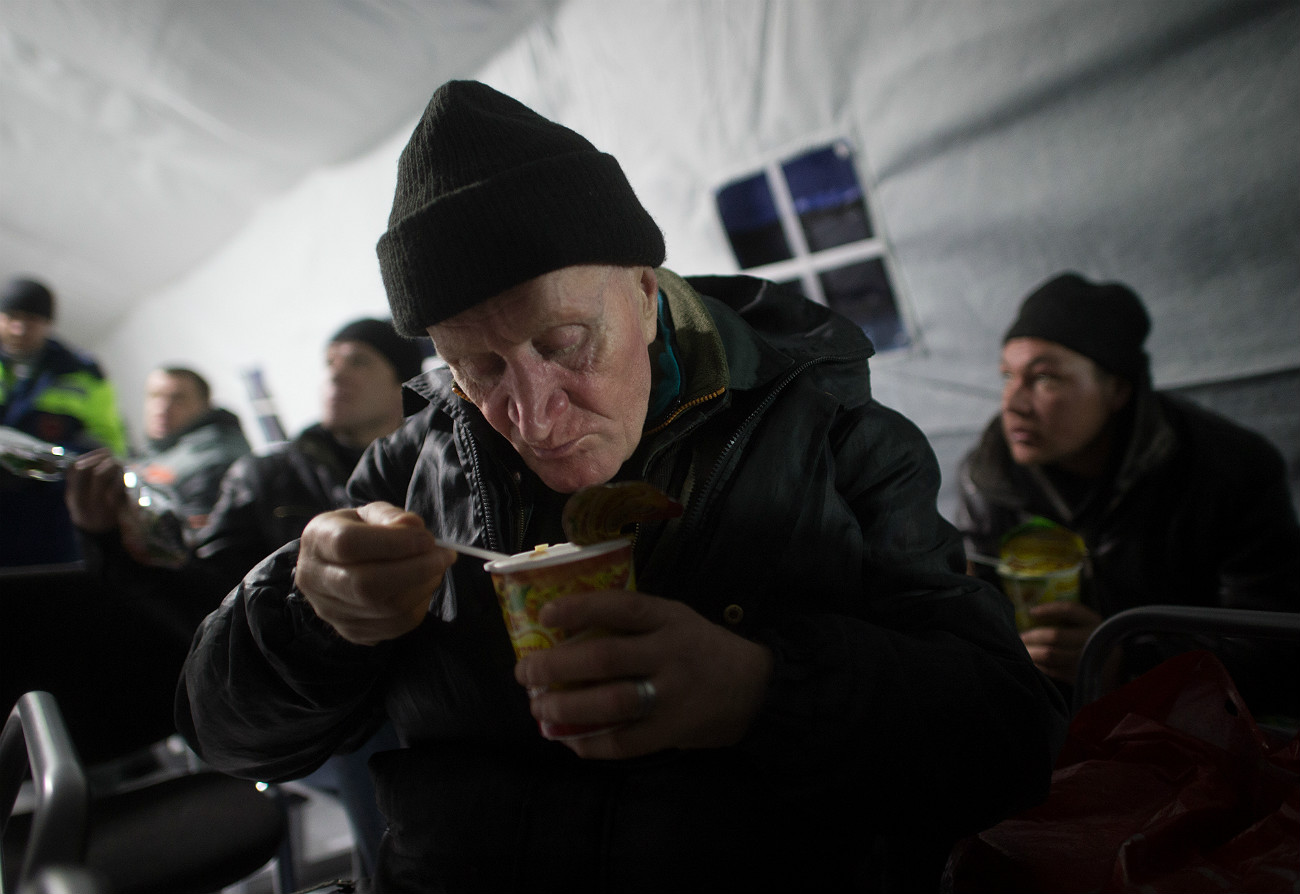 L’ora del pranzo in un centro accoglienza per senzatetto a Mosca. Fonte: Iliya Pitalev/RIA Novosti