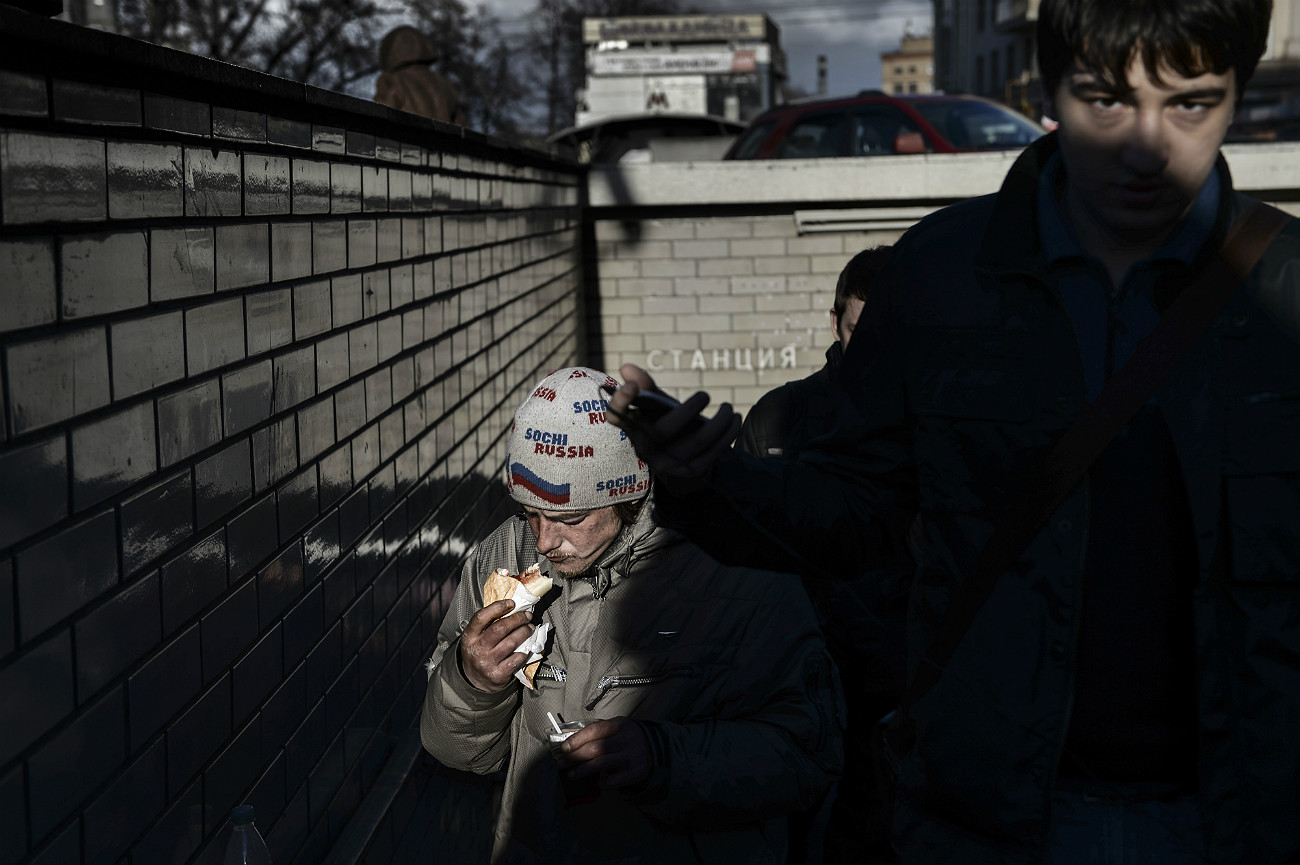 Ein Obdachloser kommt aus einer Unterf&uuml;hrung in Moskau.\n