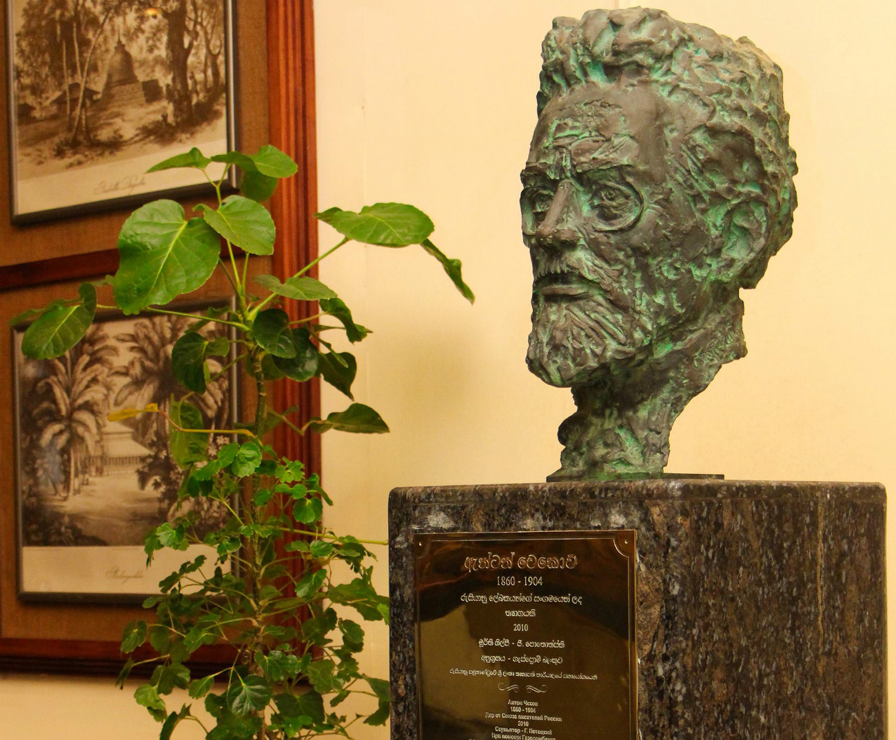 Chekhov statue in Grand Oriental Hotel, Sri Lanka / Source: Press Photo