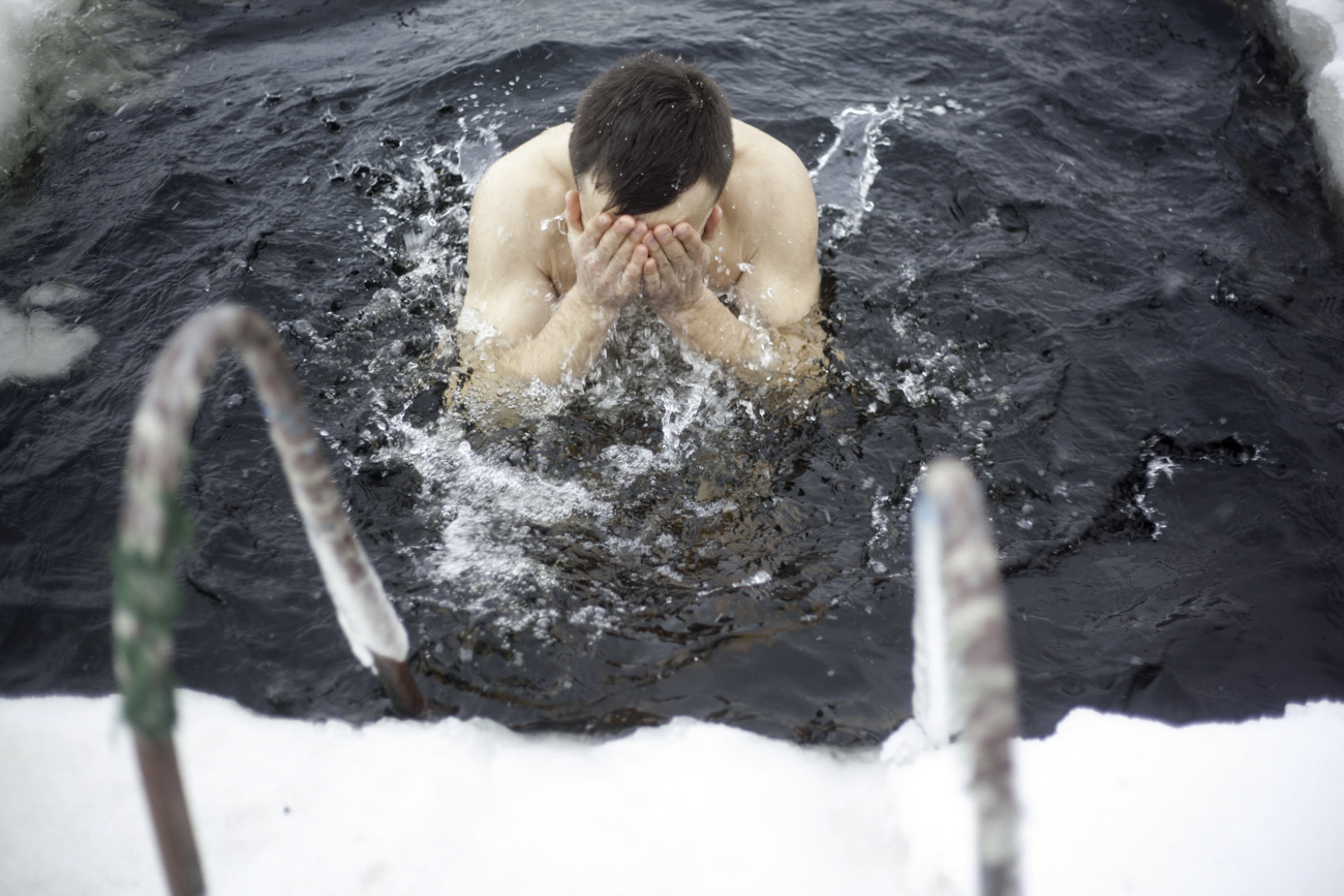 Miembro del Centro de natación de invierno “Ciencia” durante un baño en los estanques Akademicheskie. Fuente: Ekaterina Talovskaya