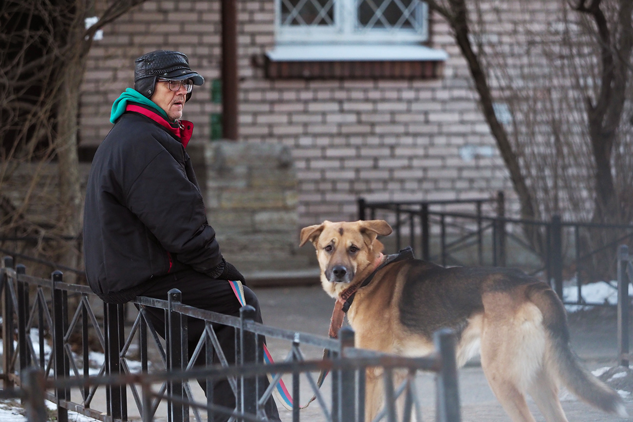Único companheiro de Ilin, cão foi resgatado das ruas no inverno Foto: Víktor Ilin/Lev Romanov