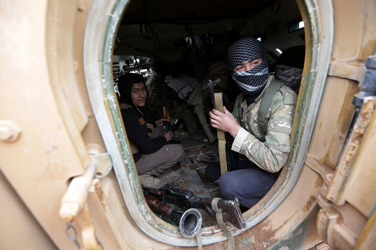 Rebellenkämpfer auf dem Weg in die syrische Stadt al-Bab, Januar 2017. / Reuters