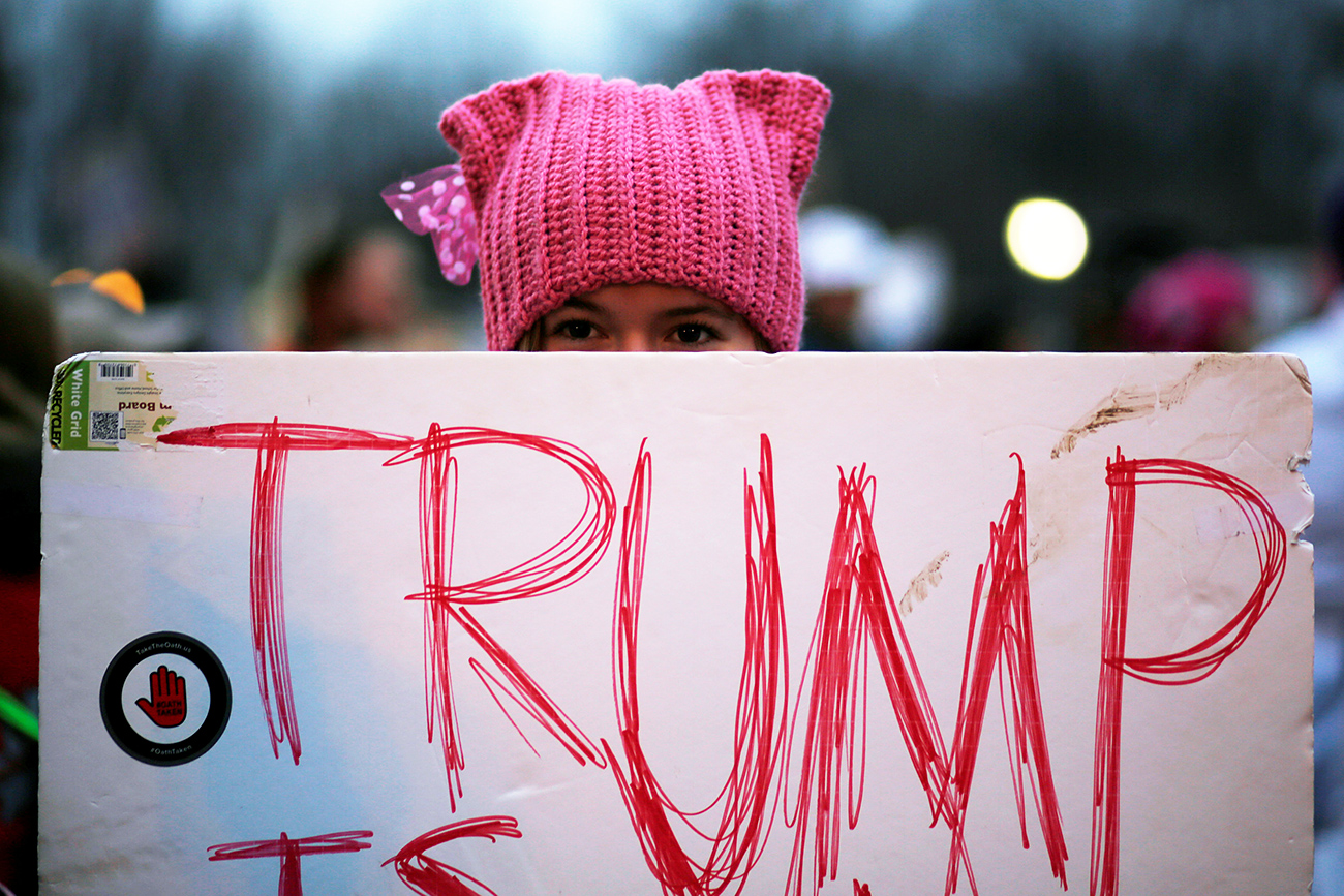 Una ragazza sfila per le strade di Washington alla "Women’s march", 21 gennaio 2017. Fonte: Reuters
