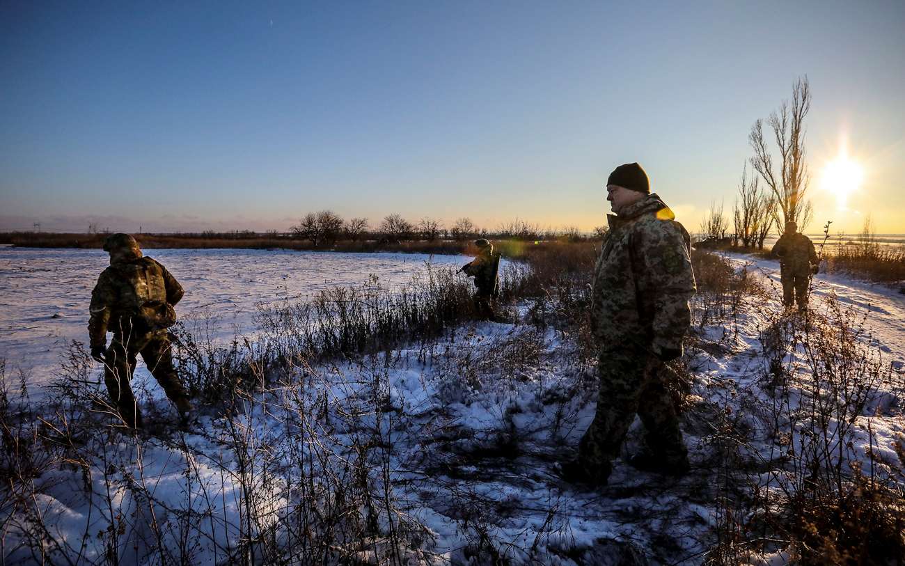 Scortato da alcuni militari, il Presidente ucraino Petro Poroshenko visita a una zona interessata dai combattimenti vicino a Gorlivka, nel nord di Donetsk, in Ucraina. 5 dicembre 2016. Fonte: Reuters