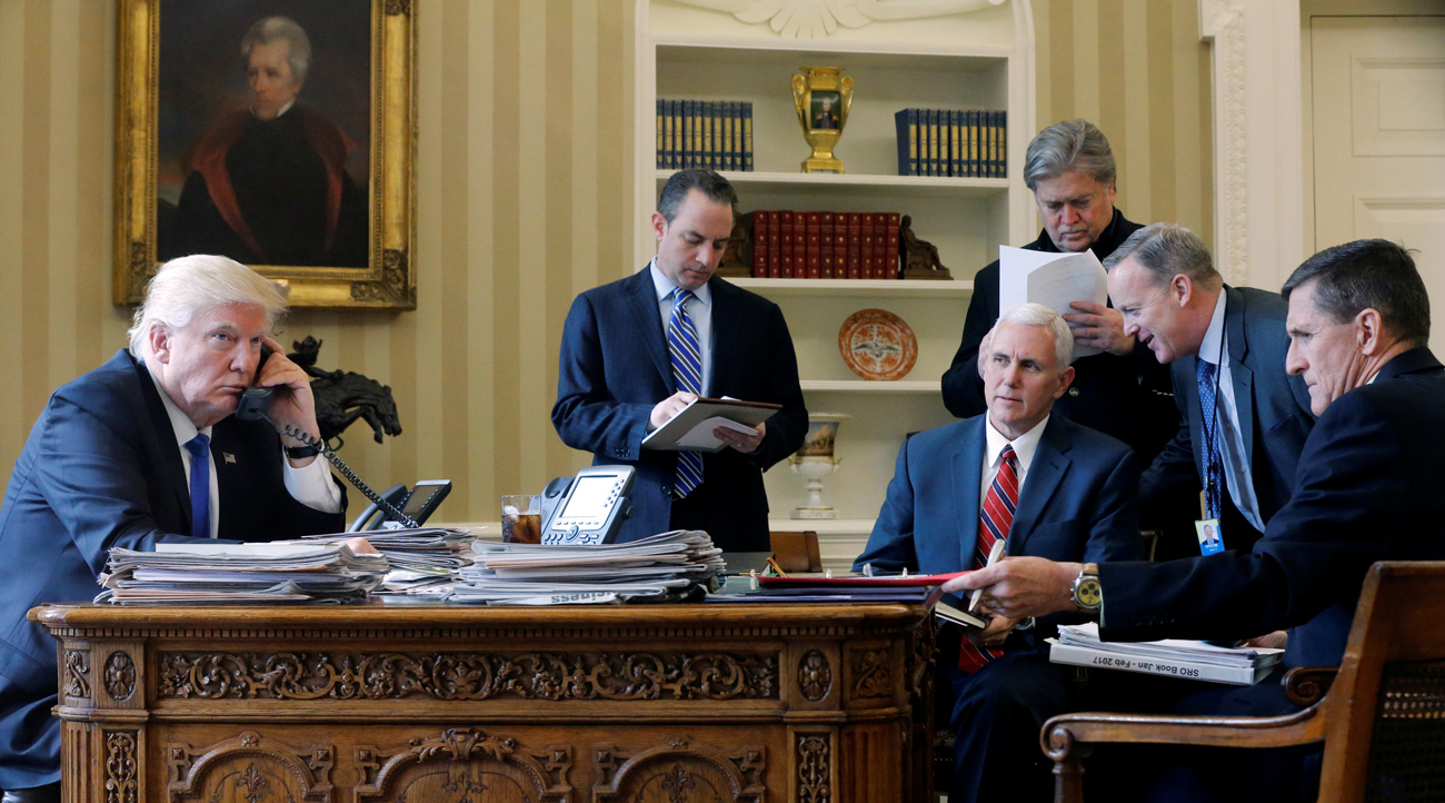 Il Presidente Usa Donald Trump, a sinistra, durante la conversazione telefonica con il Presidente russo Vladimir Putin il 28 gennaio 2017. Fonte: Reuters
