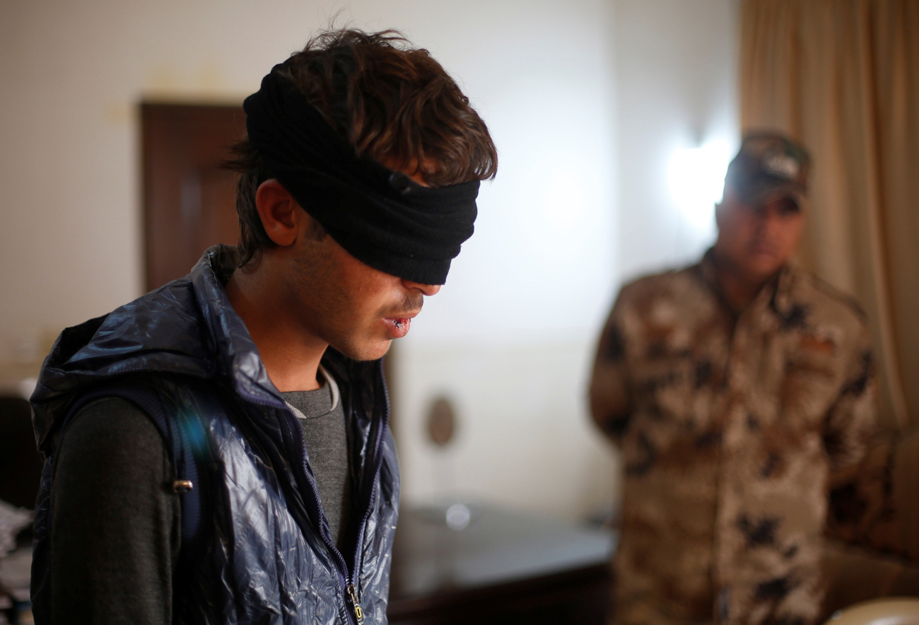 Човек, задържан от иракски войници, заподозрян в членство в "Ислямска държава". Снимка: Reuters