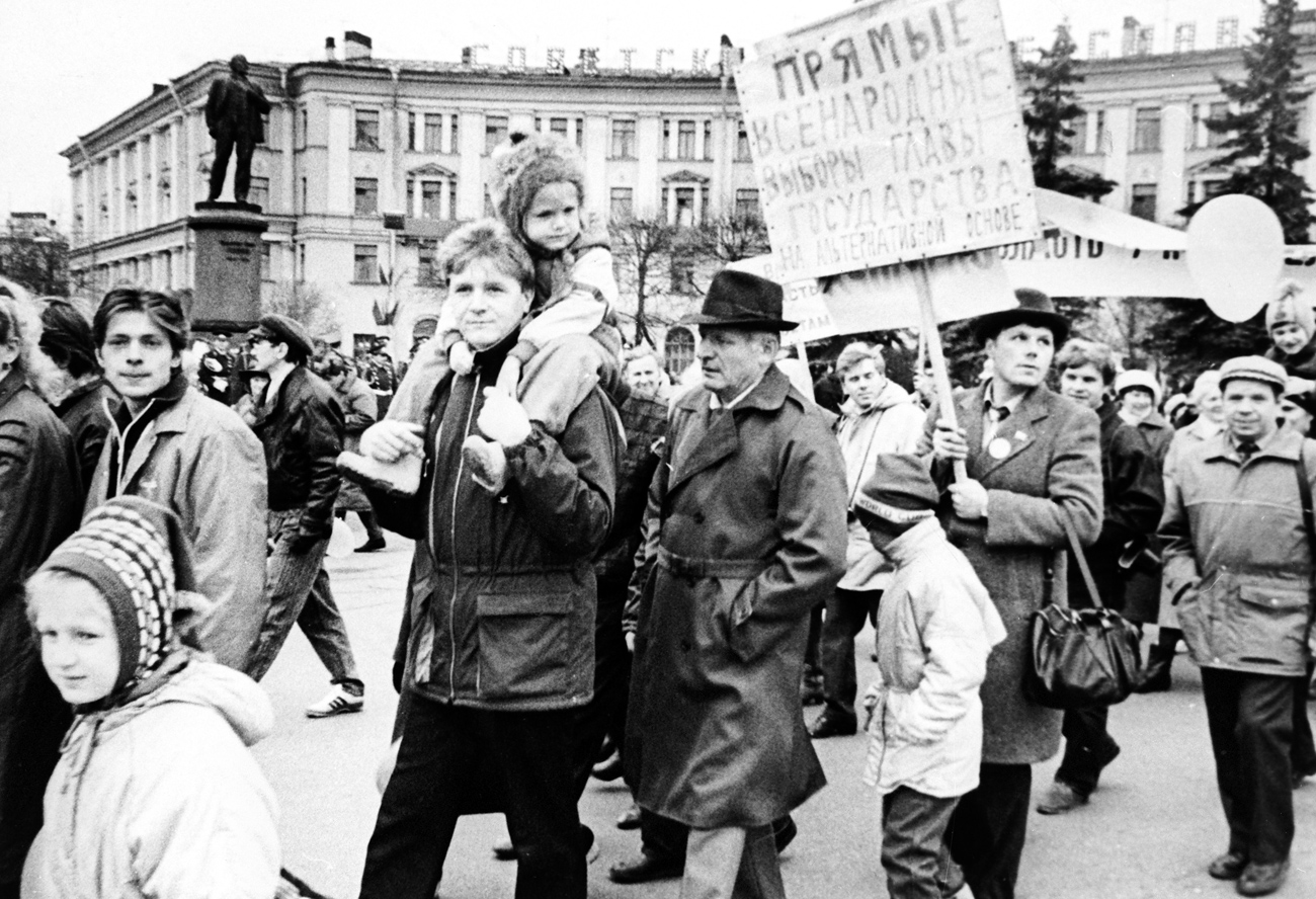 This photo shows Alexander Shmonov (with a poster) in spring 1990 during the election campaign in Kolpino suburb of Leningrad. During the holiday demonstration on Red Square on Nov. 7, 1990 Shmonov fired a sawed-off shotgun at the Mausoleum. Source: M. Sharapov/RIA Novosti