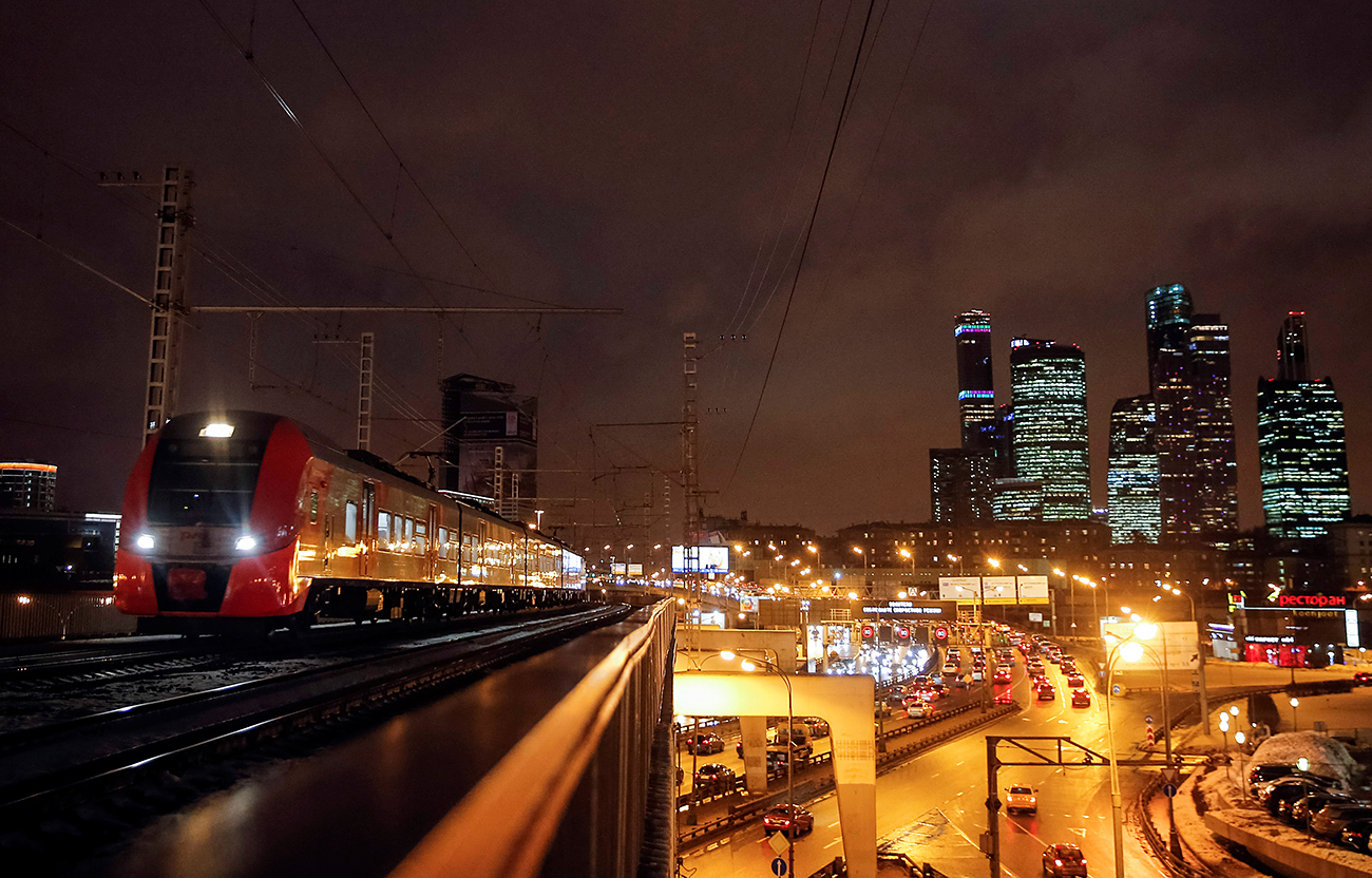 Die neue Moskauer S-Bahn fährt auch am Internationalen Business-Zentrum "Moscow City" vorbei. / Reuters