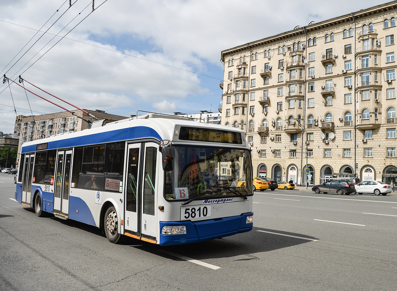 Die Trolleybus-Linie „B“ fährt auf dem Moskauer Gartenring. 2016 wurde sie zeitweilig durch Busse ersetzt. Im Frühling 2017 sollen die Oberleitungsbusse aber wieder zurückkommen. / Eugene Odinokov/RIA Novosti