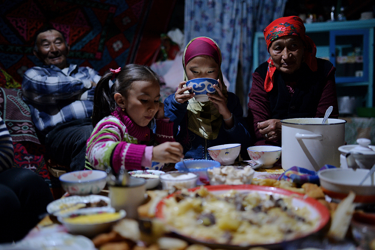 Семейна вечеря в юрта. Снимка: Александър Кряжев / РИА "Новости"