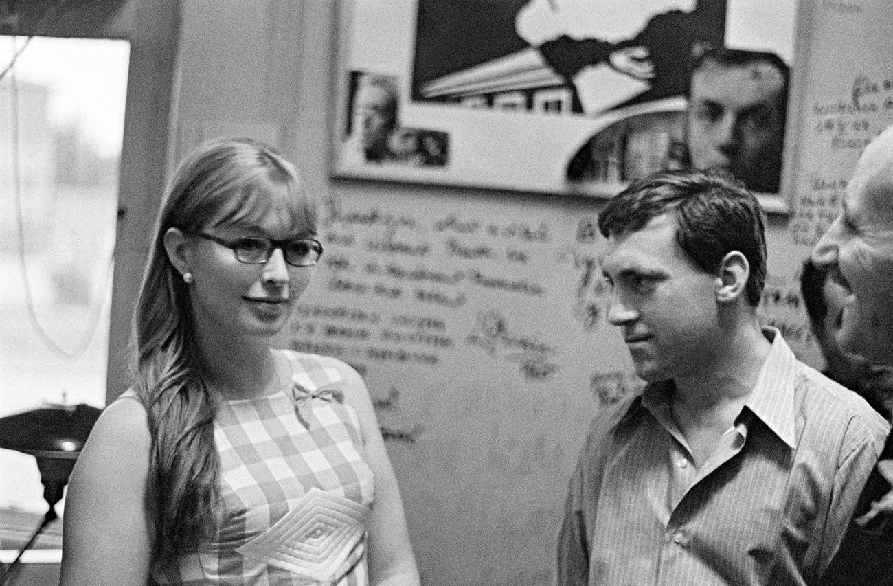 Actress Marina Vladi, nee Marina Polyakova-Baidarova, the last wife of actor Vladimir Vysotsky [1938-1980], and Taganka Theater actor Vladimir Vysotsky celebrating the Taganka Drama and Comedy Theater's 10th anniversary. / Photo: Anatoliy Garanin/RIA Novosti