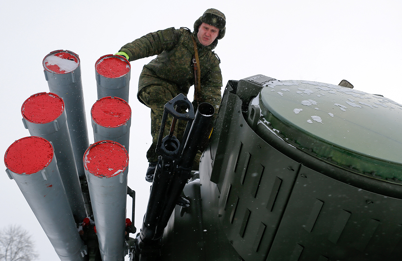 Rund um die Hauptstadt sind Luft- und Raketenabwehrsysteme stationiert. Auf dem Bild ist das Flugabwehrsystem des Typs Panzir-S1 zu sehen.  / Vitaly Nevar/TASS