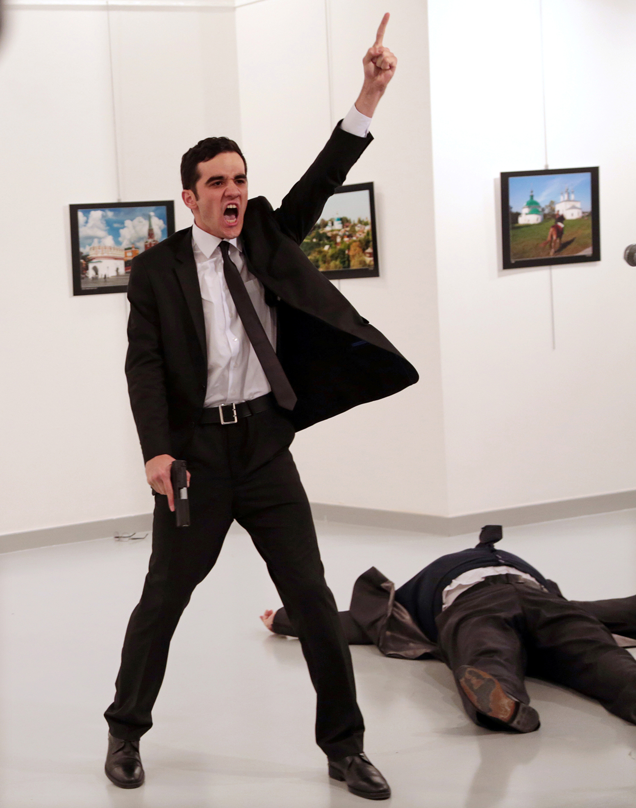 Il corpo dell’ambasciatore russo in Turchia Andrej Karlov giace a terra dopo essere stato colpito a morte dall’attentatore Mevlut Mert Altintas durante l’inaugurazione di una mostra ad Ankara, in Turchia. La foto, realizzata dal fotografo turco Burhan Ozbilici, ha vinto il World Press Photo 2017. Fonte: Burhan Ozbilici / Reuters