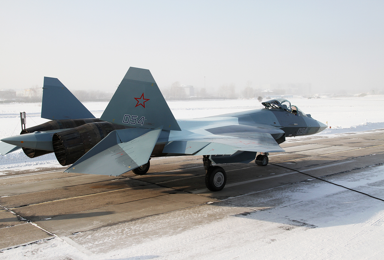 T-50 em aeroporto de Komsomolsk-no-Amur; caça realizou primeiro voo de longa distância rumo a Jukóvski (Foto: Ria Nôvosti)