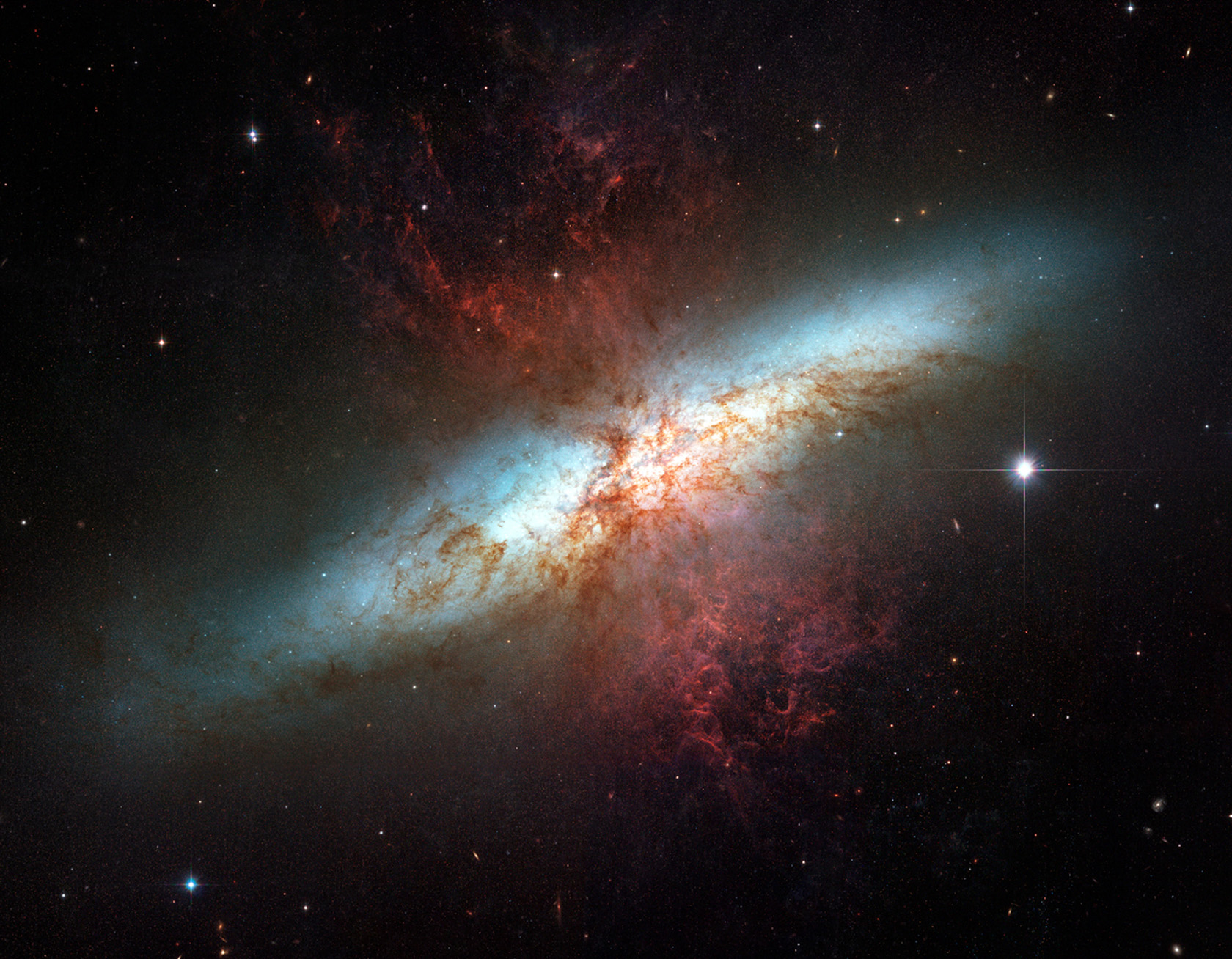 M82 (Imagem: NASA, ESA)