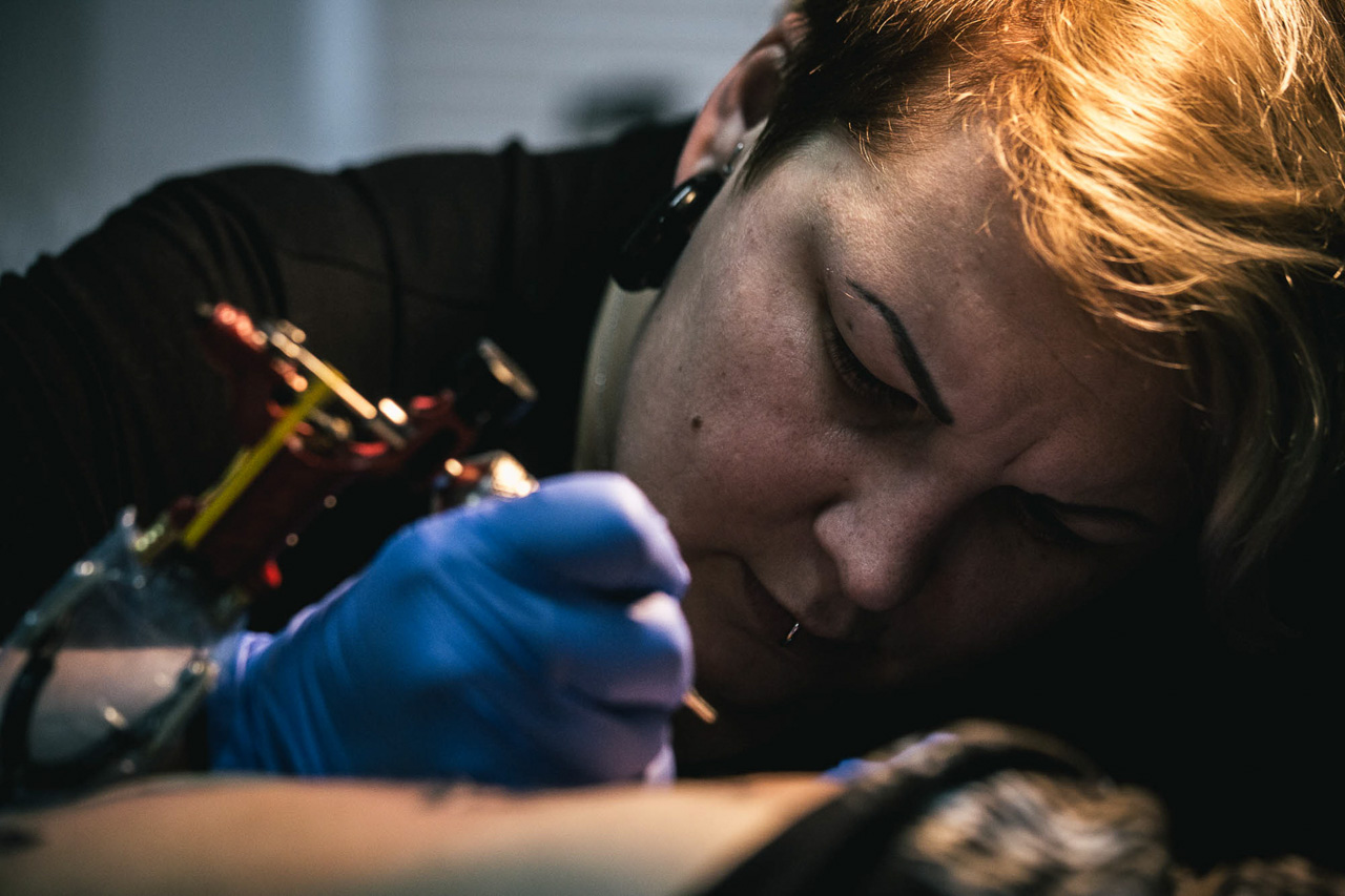 Evguênia já tatuou mais de uma centena de mulheres nessa situação na Bachquíria / Foto: Vadim Braidov 