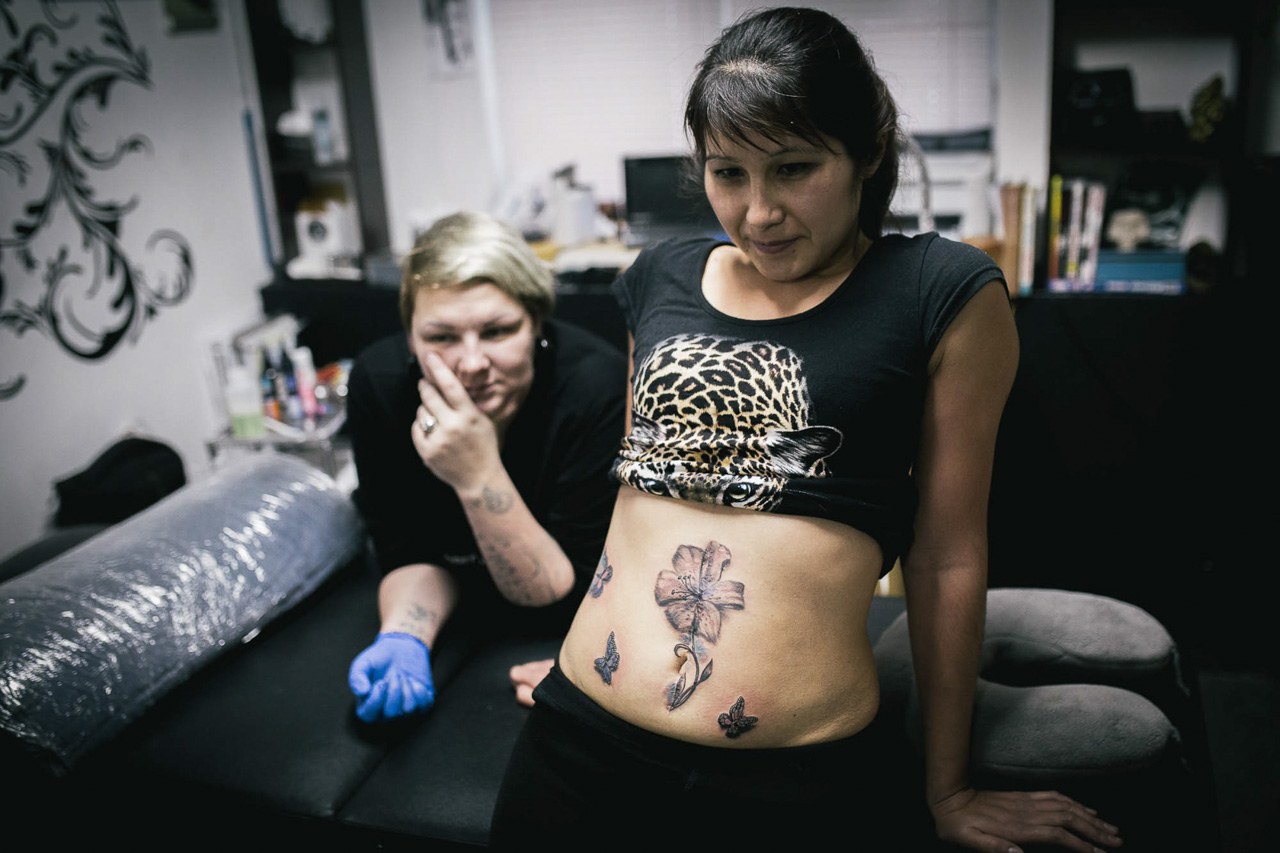 Com a tatuagem, ela espera superar o terrível dia em que foi esfaqueada / Vadim Braidov 