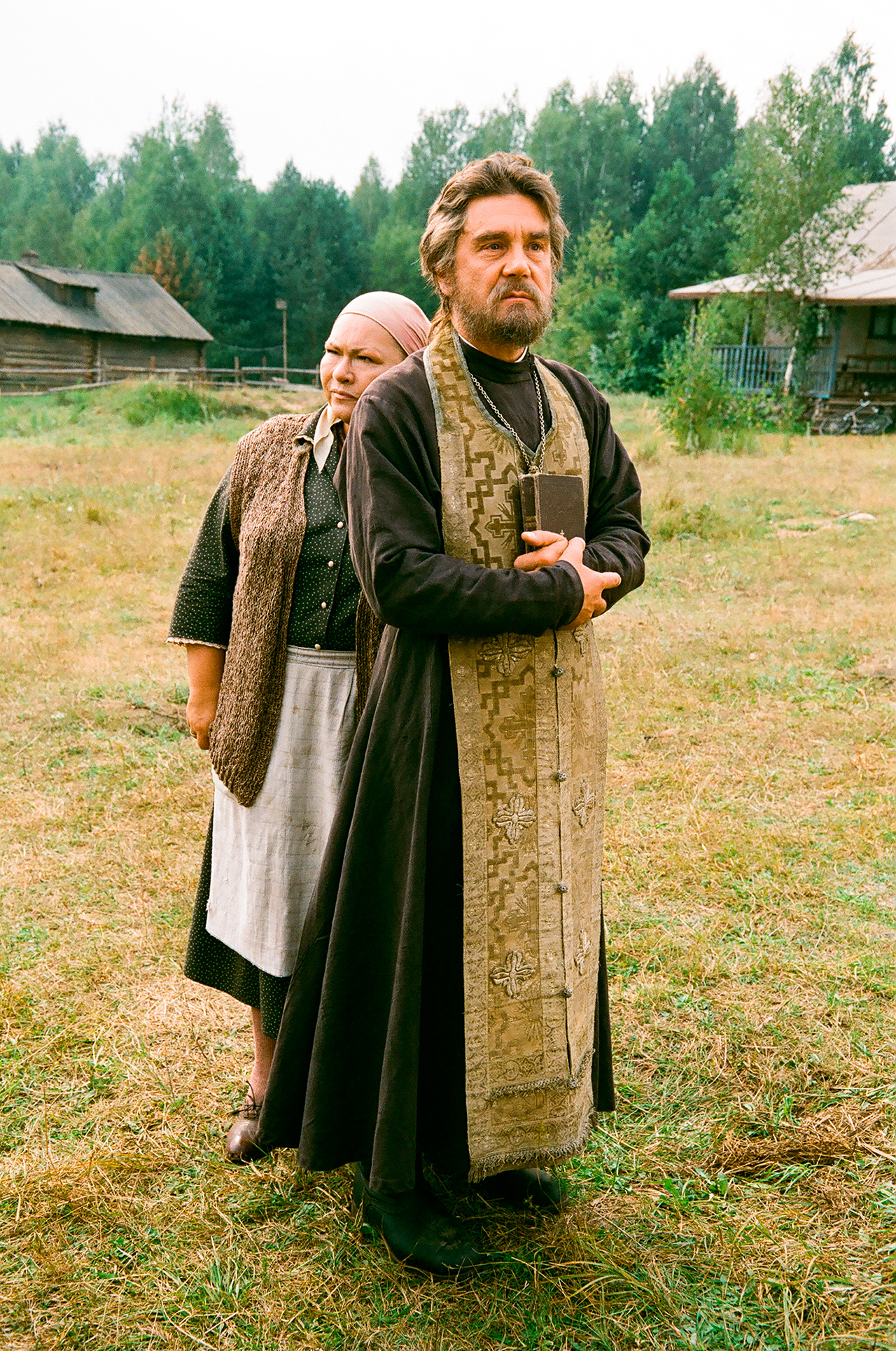 Nina Usatova nel ruolo di Madre Alevtina e l&rsquo;attore Sergej Makovetskij nel ruolo di Padre Aleksandr in una scena del film &ldquo;Sacerdote&rdquo; di Vladimir Khotinenko. Regione di Pskov, 23 marzo 2010\n