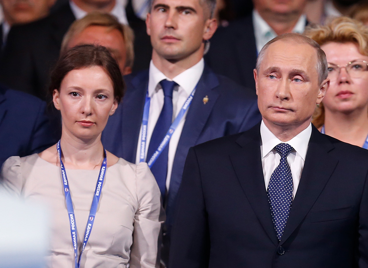 Head of the Pokrov charity foundation supporting family, motherhood and childhood Anna Kuznetsova and Russian President Vladimir Putin at United Russia party congress in Moscow, June 27, 2016. / Photo: Mikhail Japaridze/TASS