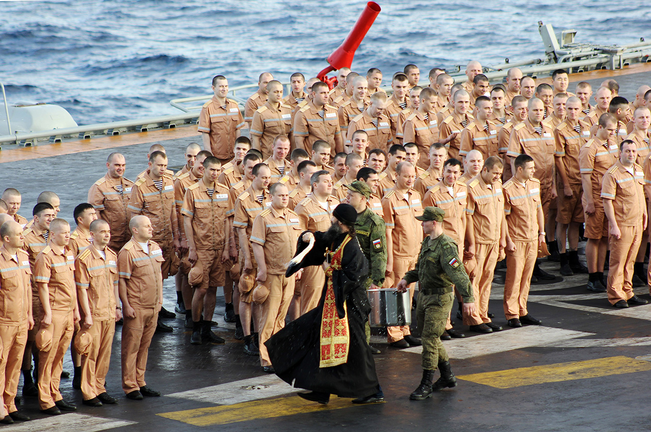 Russian Orthodox priest and Russian servicemen on the Admiral Kuznetsov aircraft carrier going to the Mediterranean Sea, Oct. 20, 2016. / Photo: Andrei Luzik/TASS