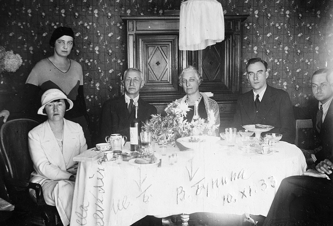  Ivan Bunin avec des amis à Grasse en 1933. Crédit : Getty Images