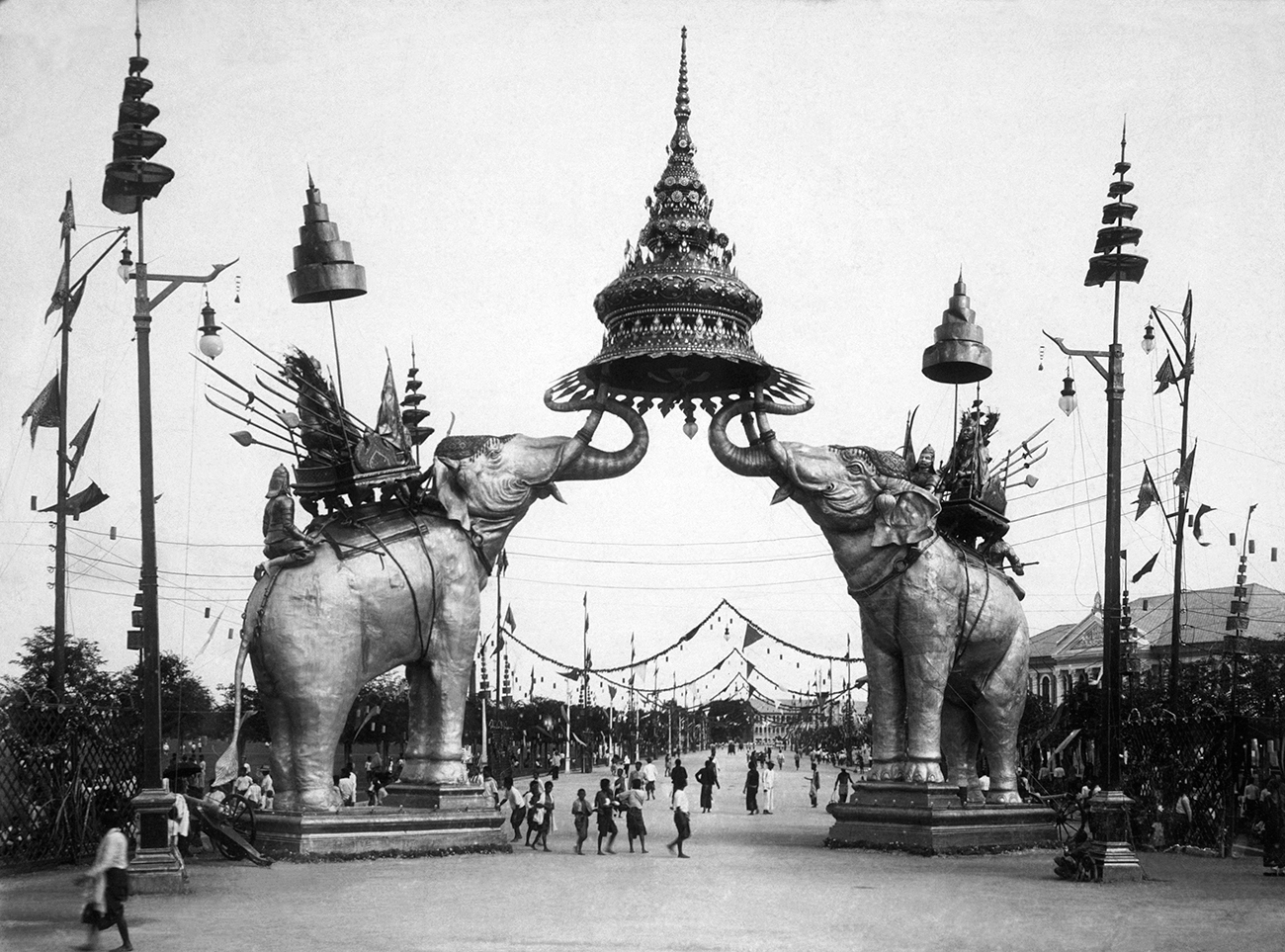 Два огромных слона, несущие сиденья, образуют Триумфальную арку в Бангкоке, Таиланд. Он был построен в честь покойного Чулалонгкорна, короля Сиама, который посетил Европу в 1897 году
