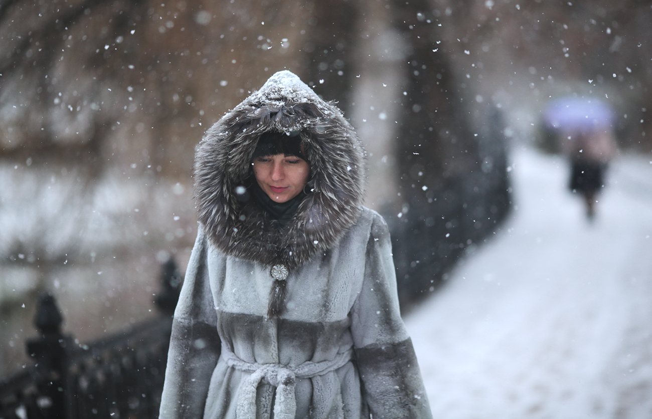 A girl during snowfall in Simferopol. / Photo: Maks Vetrov/RIA Novosti