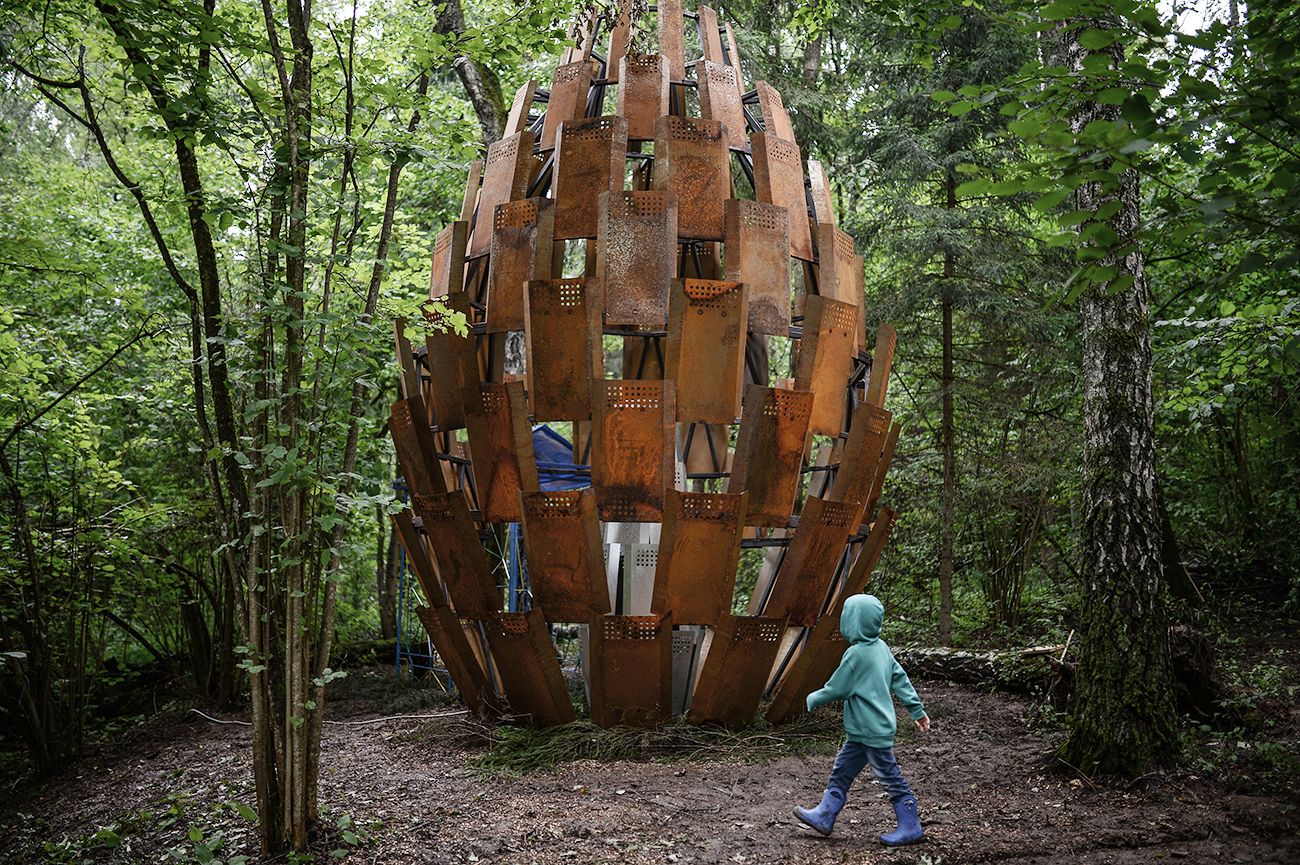 Un visitatore davanti all’installazione di Irina Korina e Ilya Voznesensky, esposta a Kaluga, in Russia. Fonte: Vladimir Astapkovich/RIA Novosti