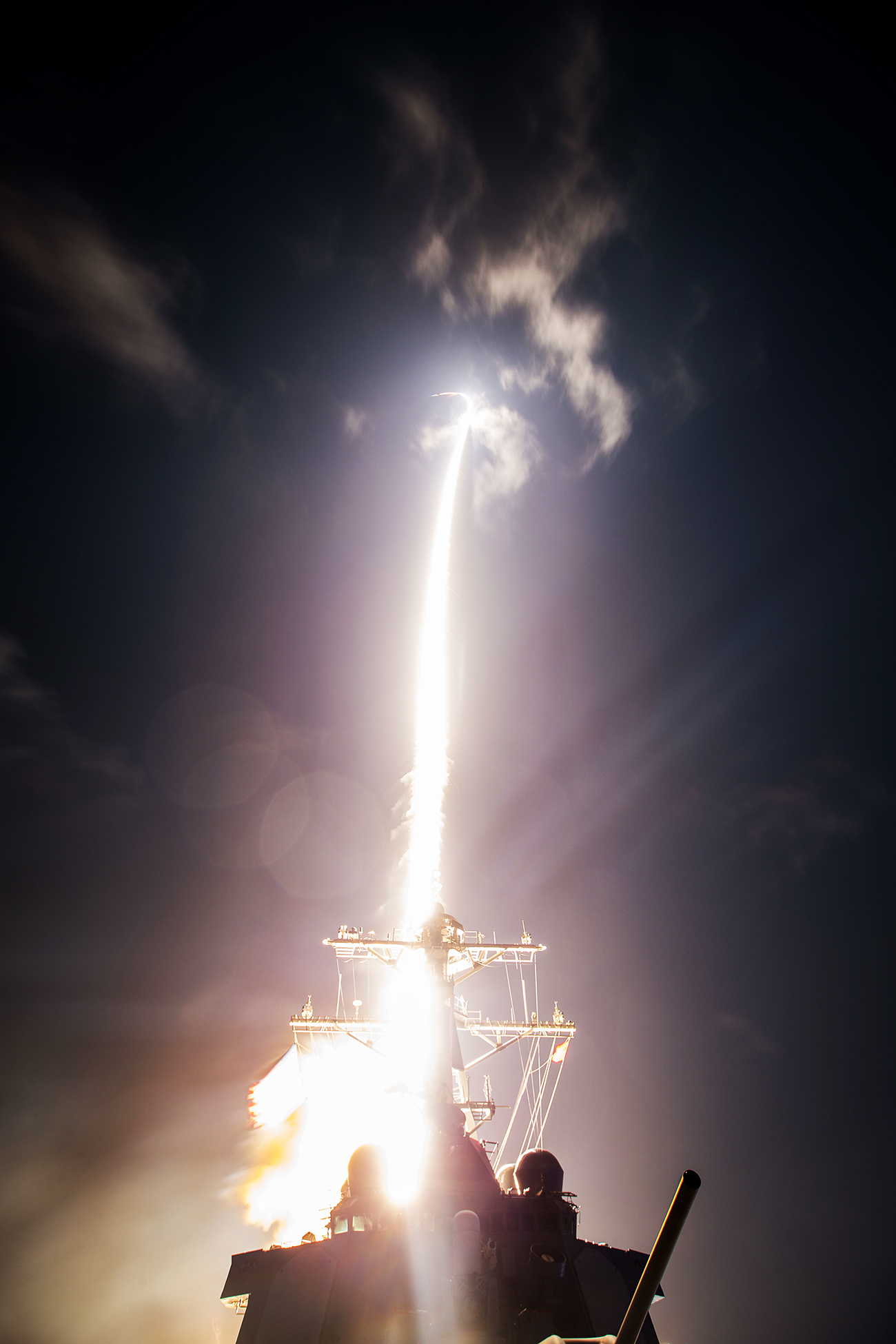 Пуск на ракета от есминеца "Джон Пол Джонс". Снимка: Leah Garton / ВМС на САЩ / Обществено достояние