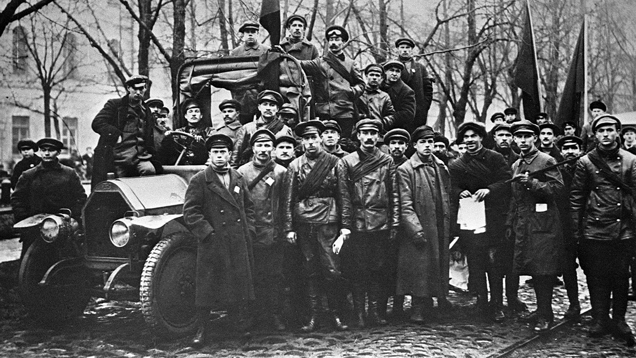 Rotarmisten auf dem Konnogwardejskij-Boulevard, Petrograd  / Victor Bulla/RIA Novosti