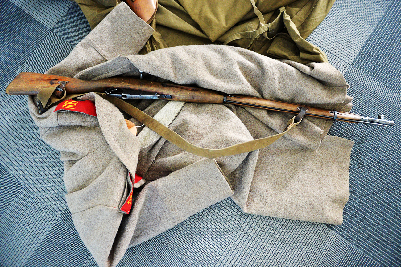 An army overcoat and a Mosin "3-line" caliber rifle on display during presentation of the Fourth "Times and Epochs 1914/2014" International Historical Festival, scheduled to be held at the Kolomenskoye Museum-Reserve. Source: Vladimir Pesnya/RIA Novosti