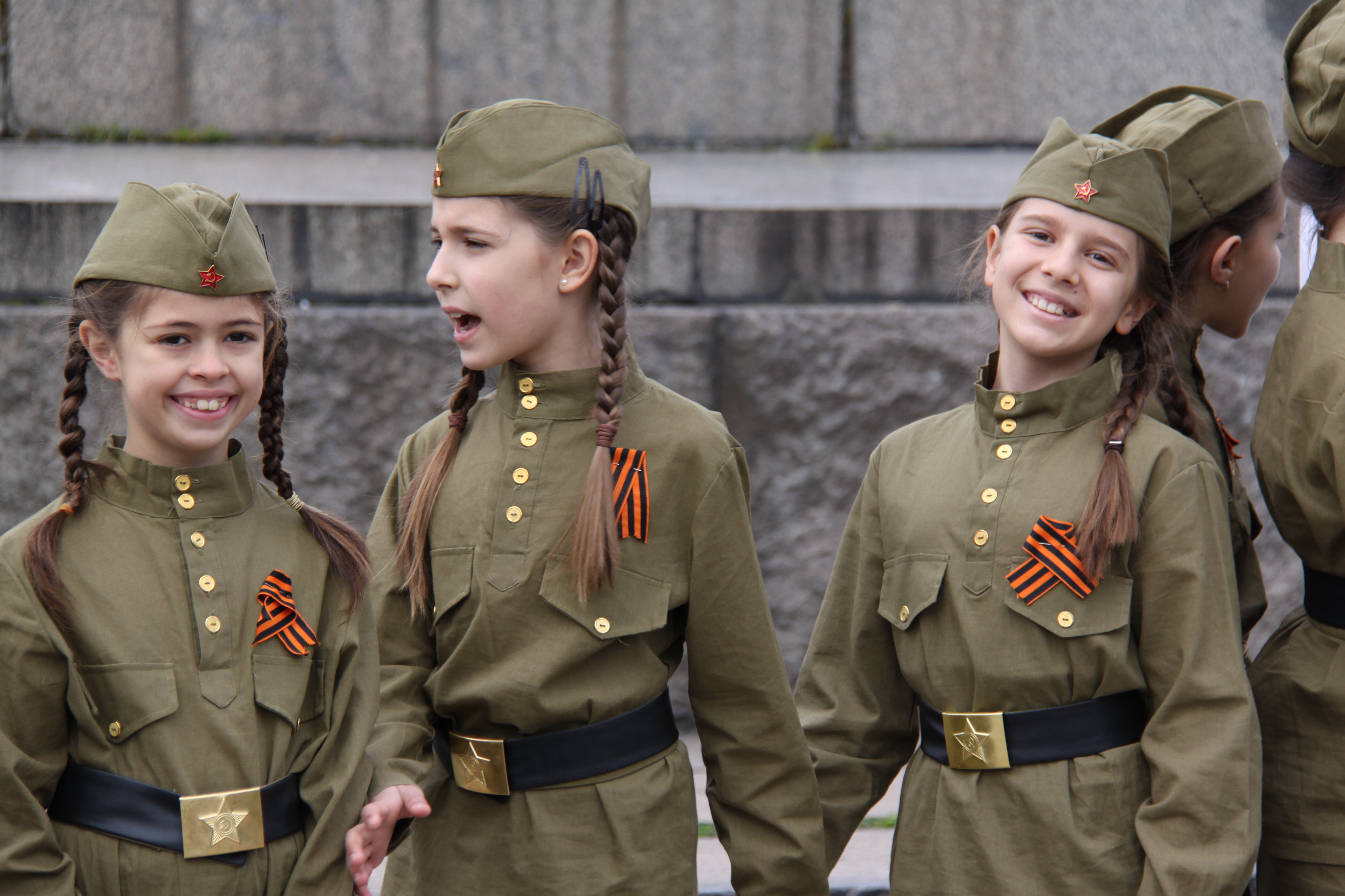 Деца изнесоха празнична програма пред паметника на Съветската армия в София / Десислава Бонева