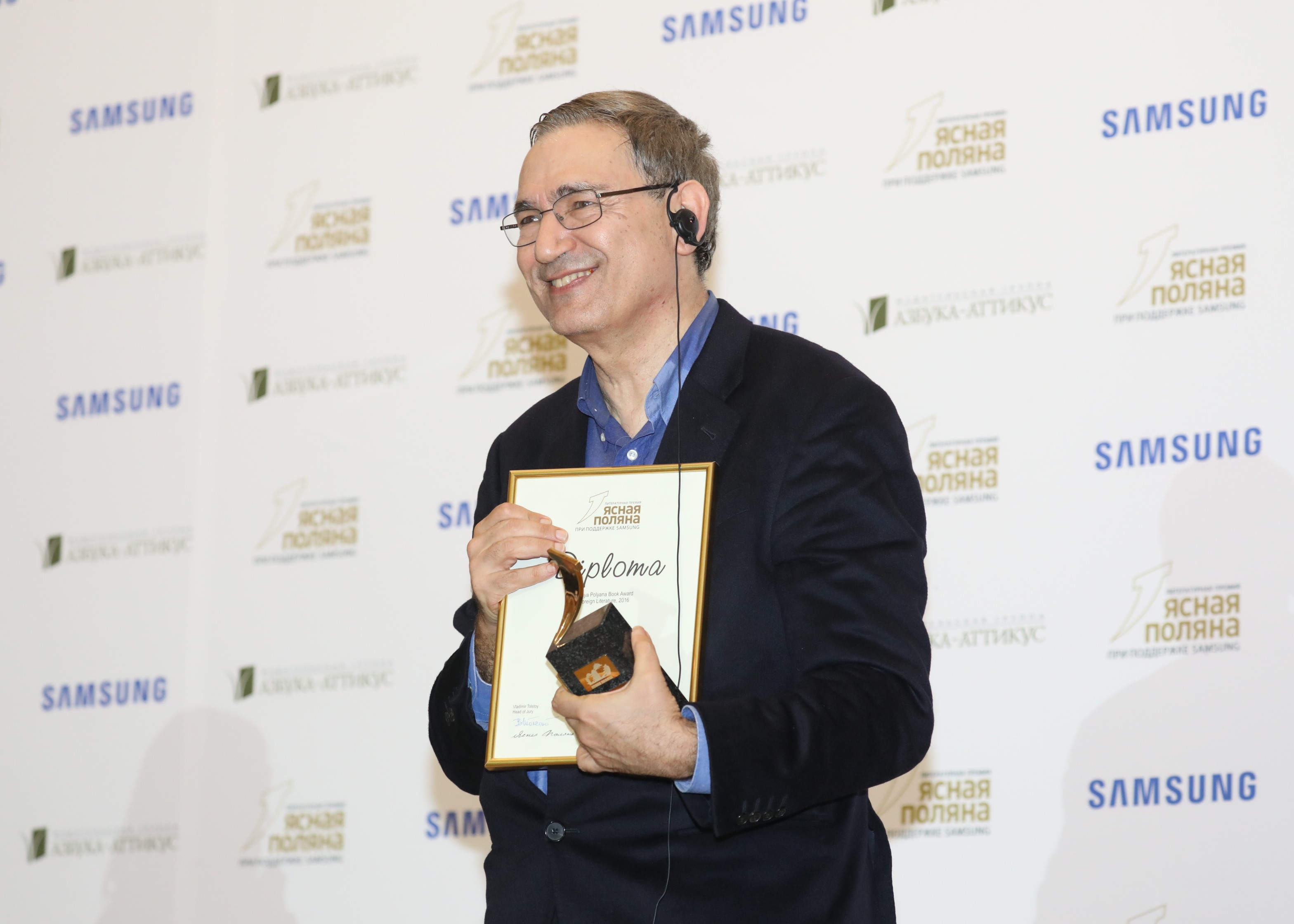 Orhan Pamuk receives the Yasnaya Polyana literary prize in Moscow, on Feb. 24. / Press photo