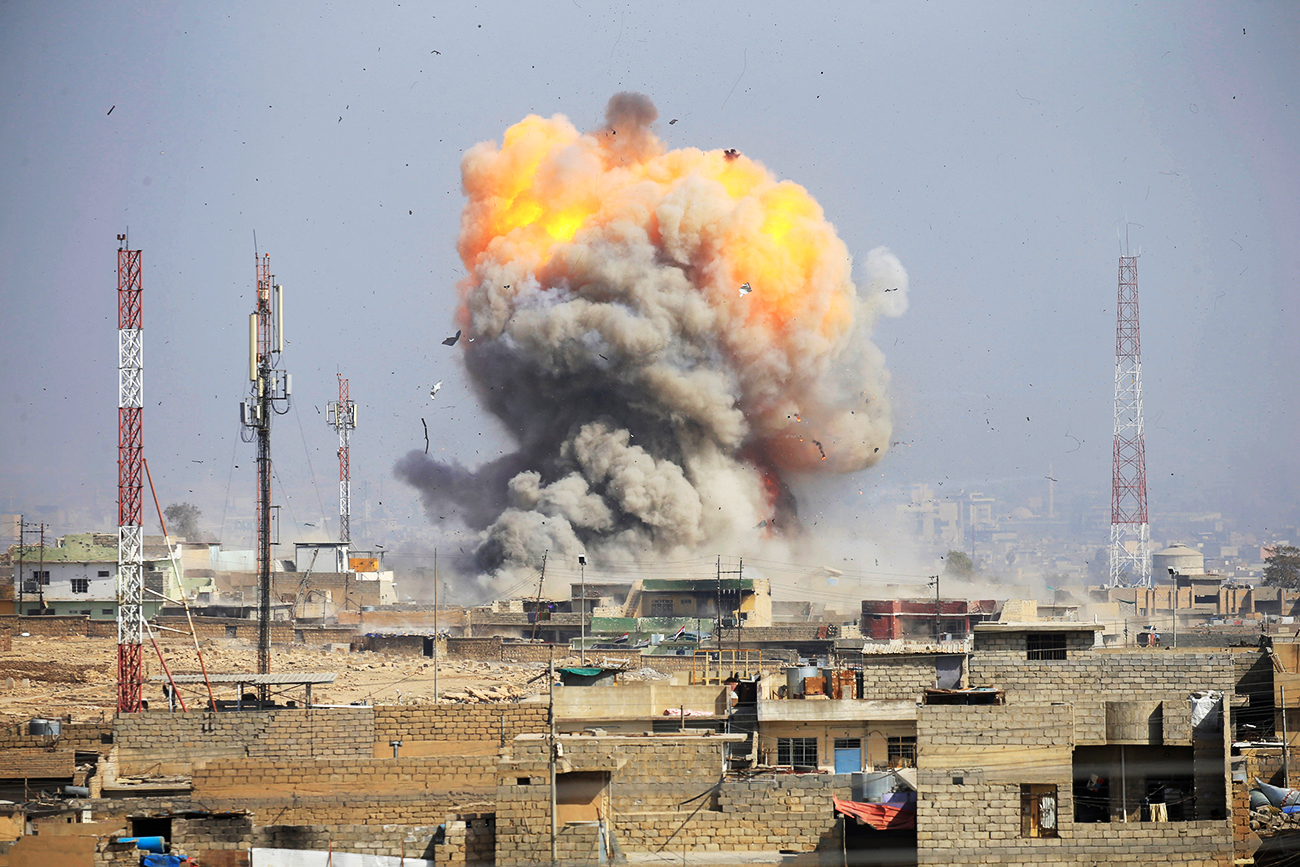 Dim se je nad Mosulom vil po napadu na skrajneže Islamske države, Irak, 1. marec 2017/ Reuters.