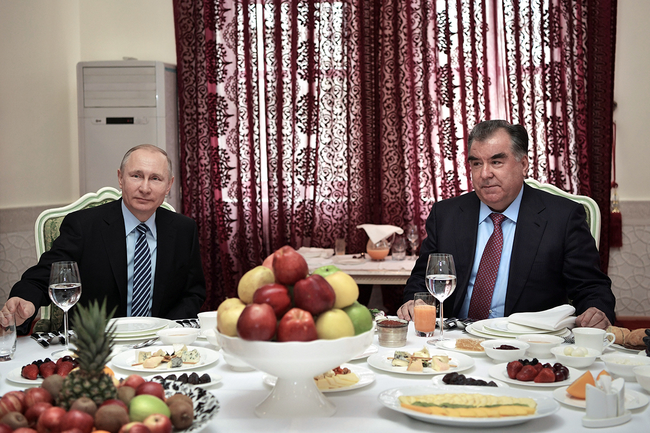 Russia's President Vladimir Putin and his Tajik counterpart Emomali Rakhmon attend a breakfast meeting in Dushanbe, Tajikistan, Feb. 28, 2017. Source: Reuters