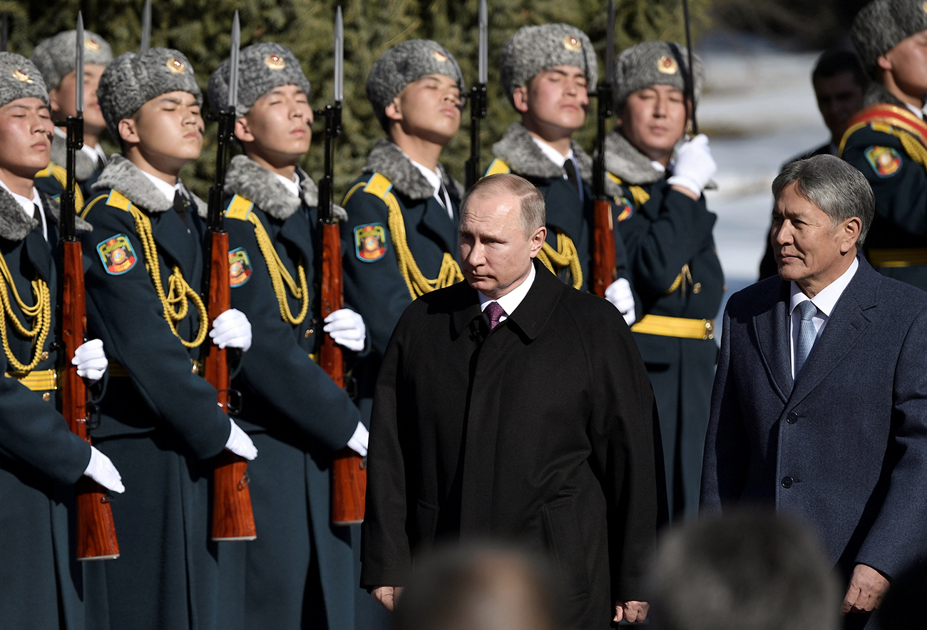 Russia's President Vladimir Putin and his Kyrgyz counterpart Almazbek Atambayev review the honour guard during a welcoming ceremony at the Ala-Archa State Residence in Bishkek, Kyrgyzstan Feb. 28, 2017. Source: Reuters