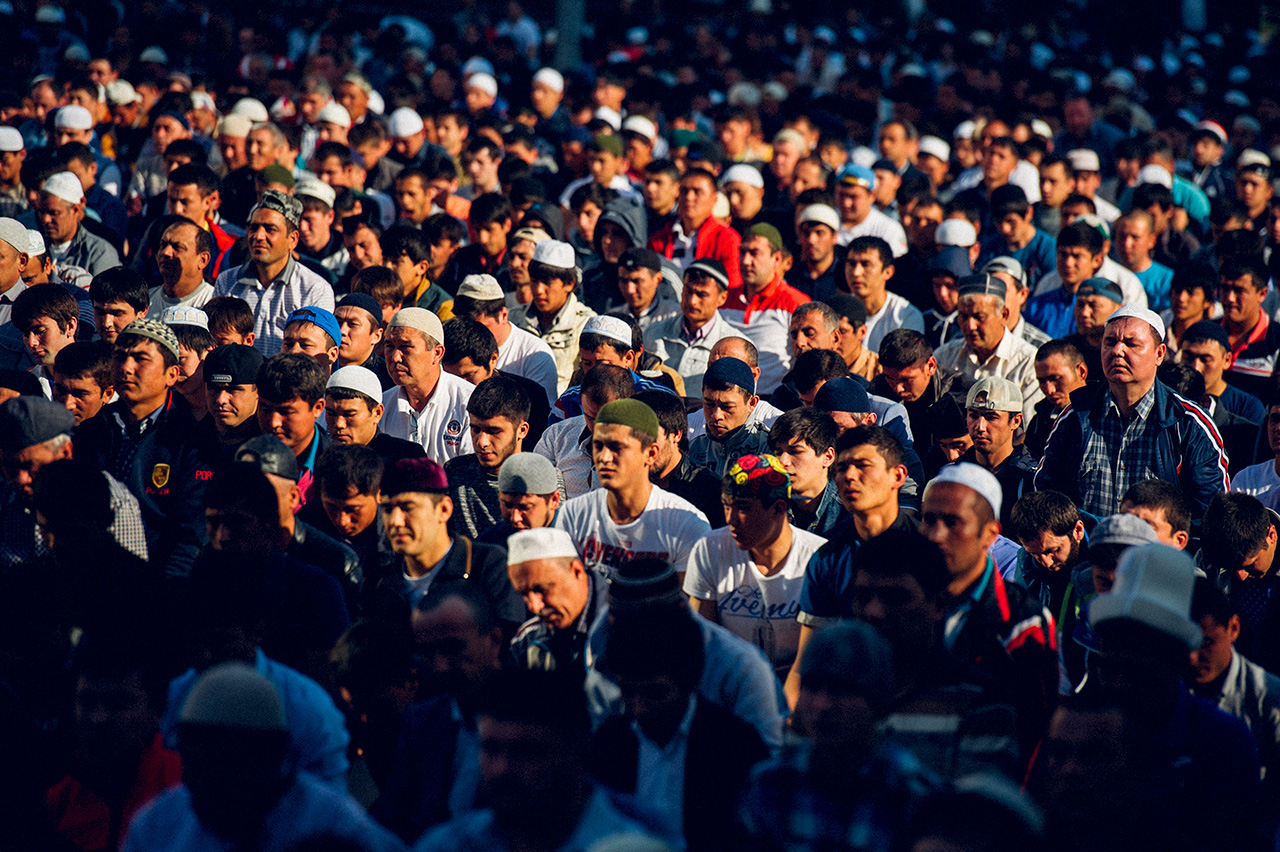 Umat Islam di Moskow sedang bersama-sama menunaikan ibadah sholat hari raya. Sumber: Anton Belitskiy
