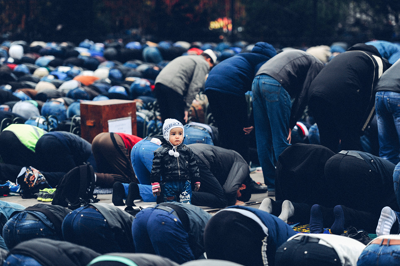 Auf dem alljährlichen Islamischen Opferfest sammeln sich so viele Gläubige, dass nicht alle in die Moscheen rein kommen. Dann beten viele auf der Straße. / Anton Belitskiy