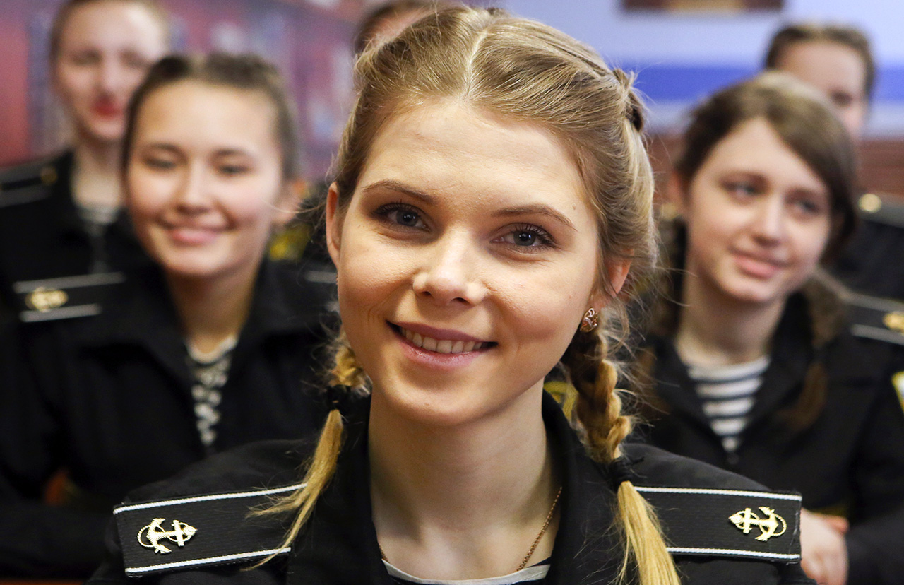 Les jeunes femmes qui s’inscrivent dans des établissements d’études supérieures militaires excellent souvent dans les disciplines sportives. En qualité d’examen d’admission, elles passent obligatoirement une épreuve de course et de natation.