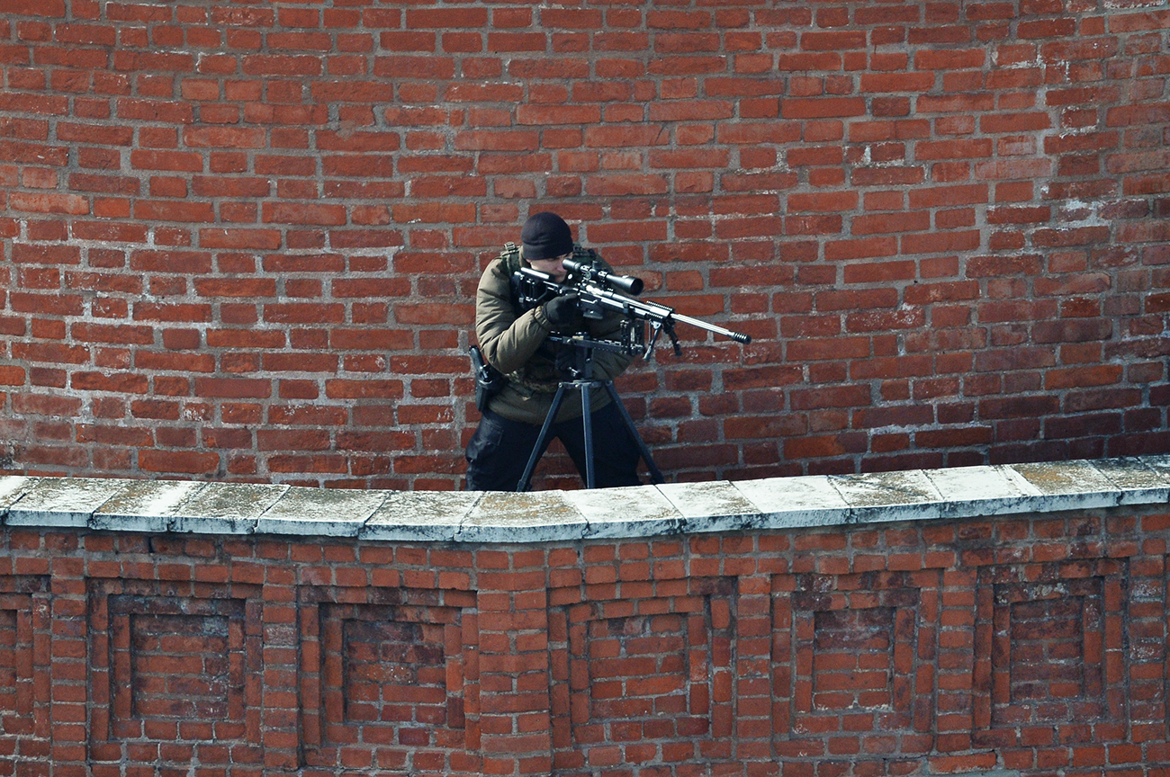 Francotirador en una torre del Kremlin durante el desfile militar para marcar el 70.º aniversario de la victoria en la Gran Guerra Patriótica. Fuente: Maksim Blinov/RIA Novosti