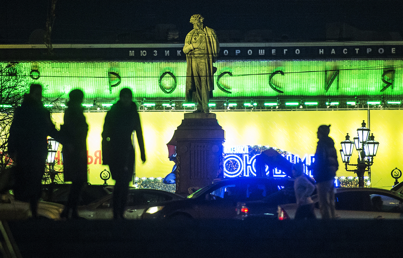 The front of the Rossiya moveie theater in Moscow is illuminated green for St. Patrick's Day. / Photo: Evgeny Biyatov/RIA Novosti